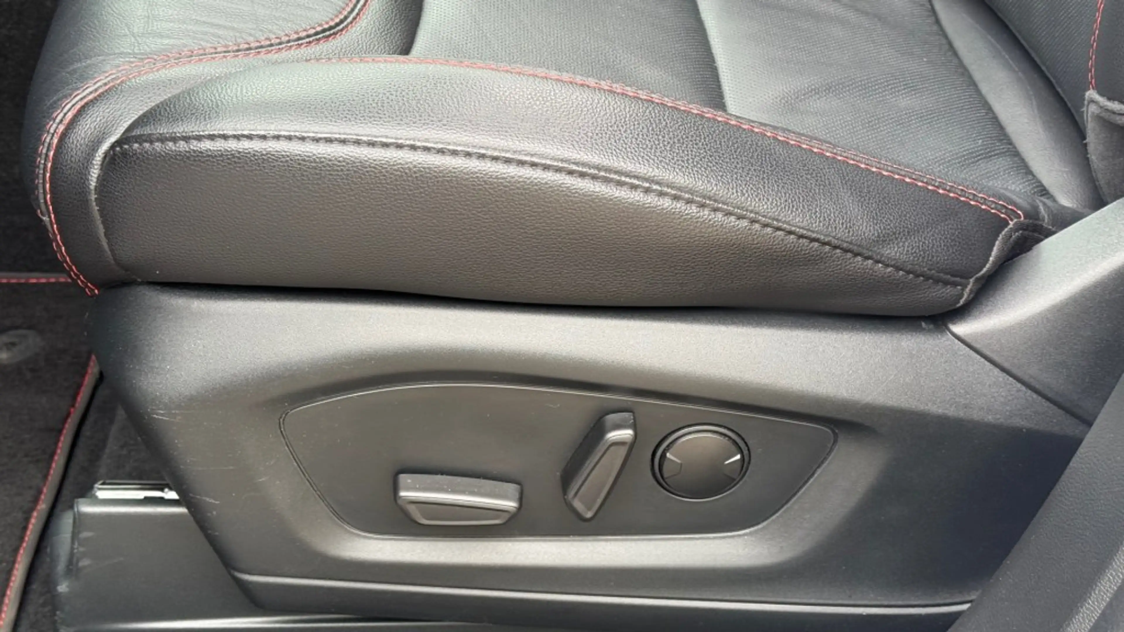 Ford Explorer 3.0 V6 EB PHEV ST-LINE / FULL WHITE EDITION / 20in — photo 32