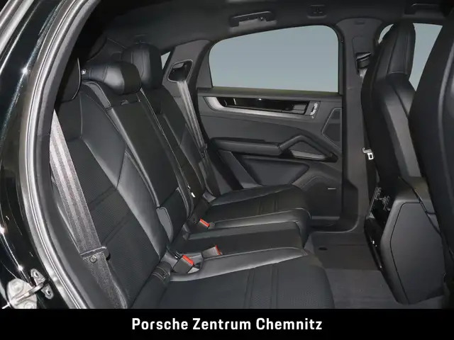 Porsche Cayenne view 8