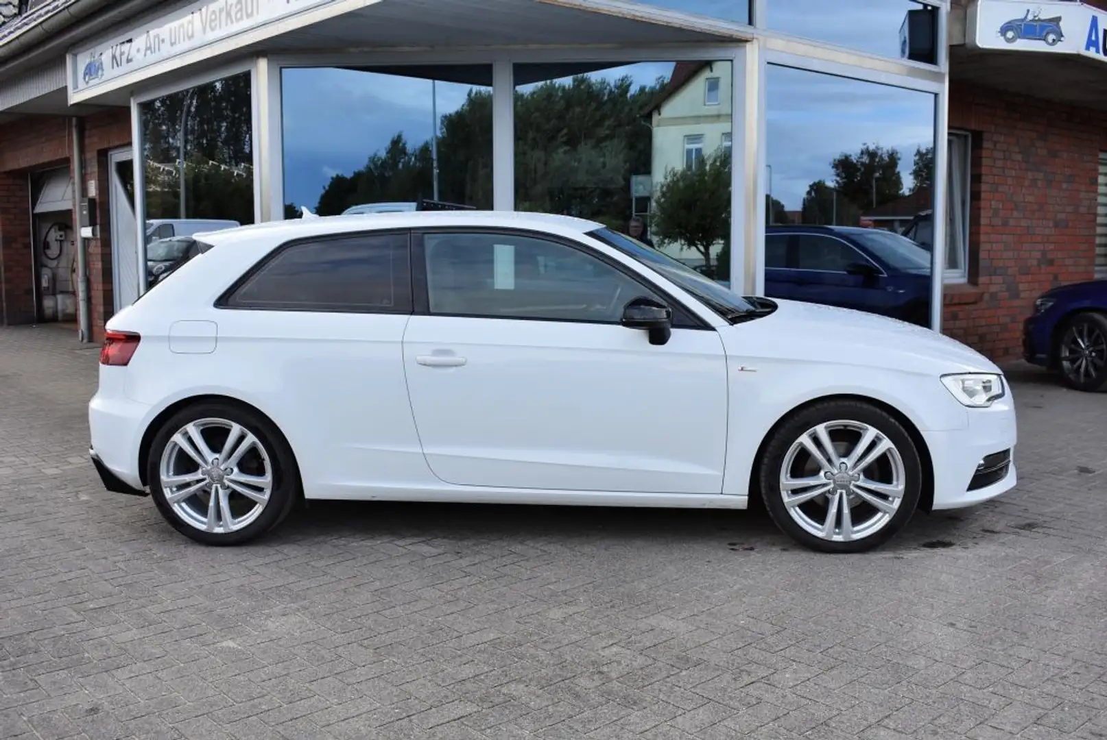 Audi A3 2.0 TDI S line Bi-Xenon Navi Teilleder Alu Klimatr Weiß - 2