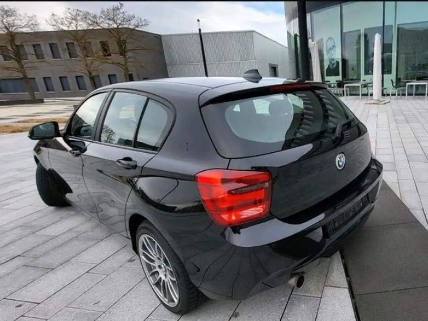 BMW 116 116 i F20 crna - 2