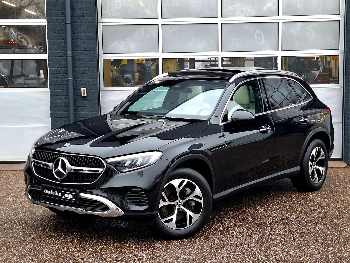 Mercedes-Benz GLC 300 e 4MATIC Avantgarde | Burmester | Panoramadak | Tr Schwarz - 2
