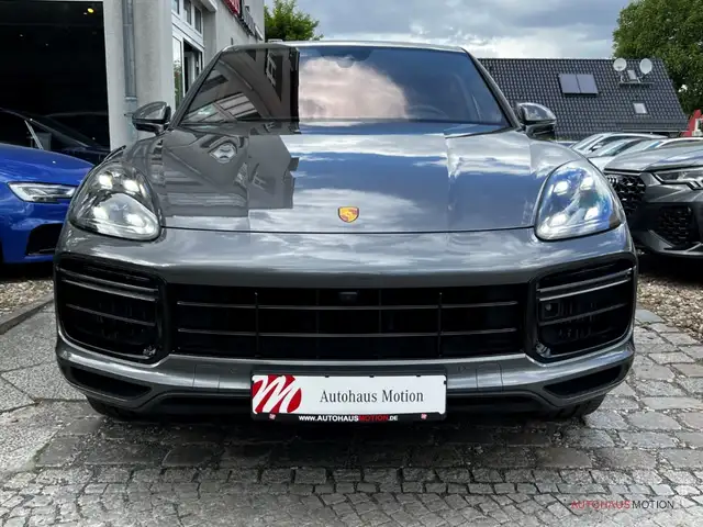 Porsche Cayenne view 3