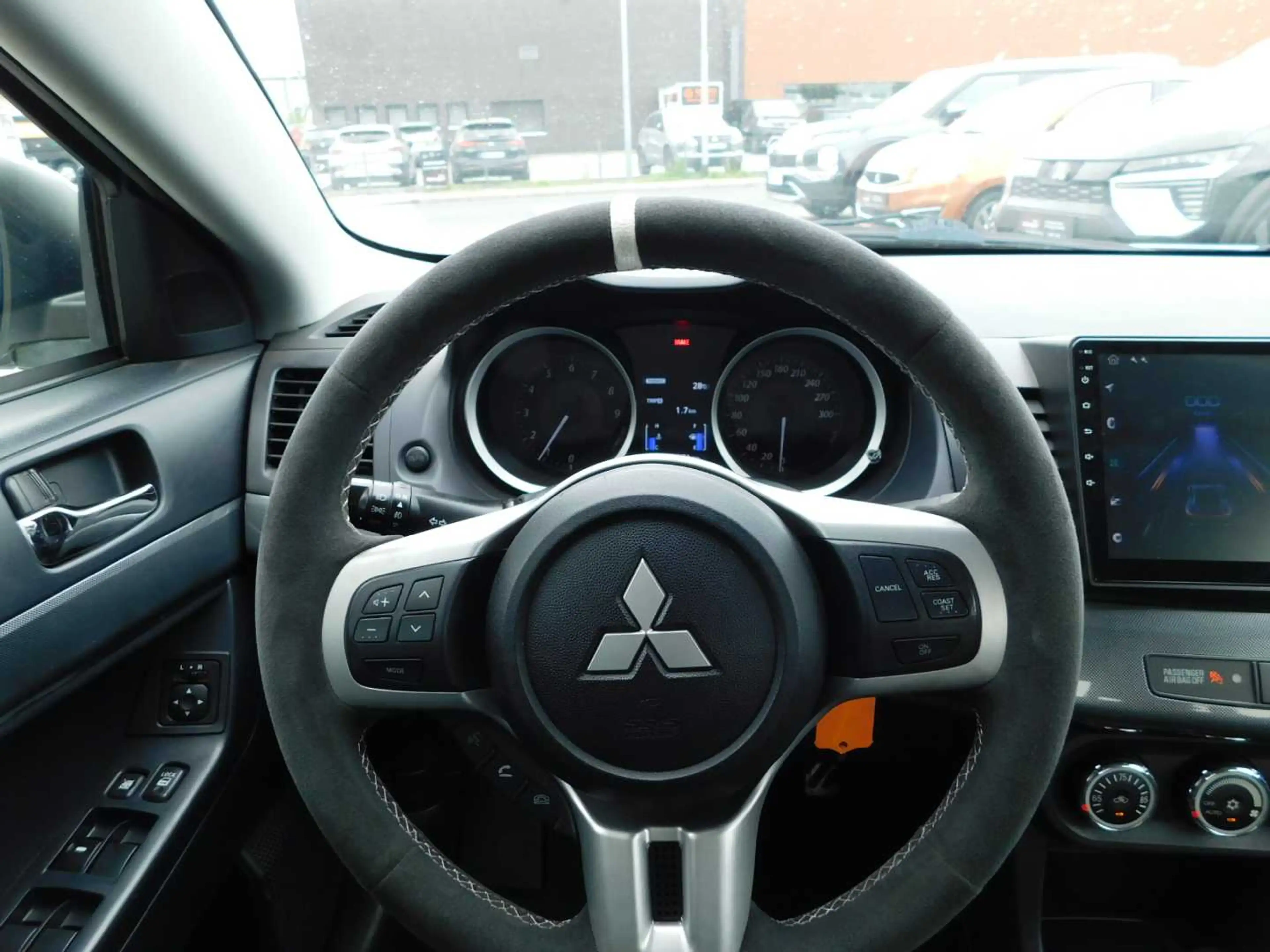 Mitsubishi Lancer EVOLUTION X 2.0 TURBO — photo 11