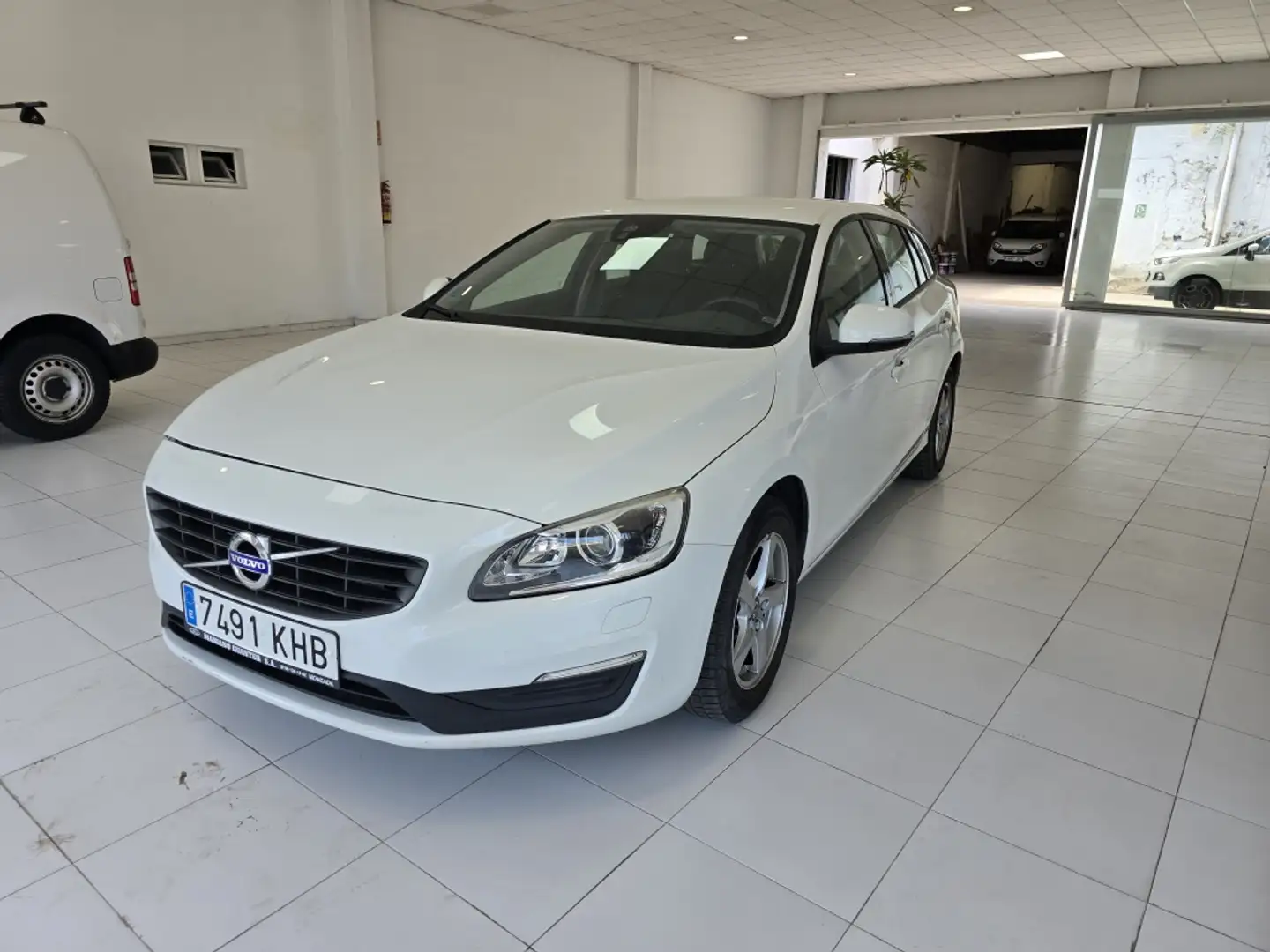 Volvo V60 D3 R-Design Momentum 150 Blanco - 1