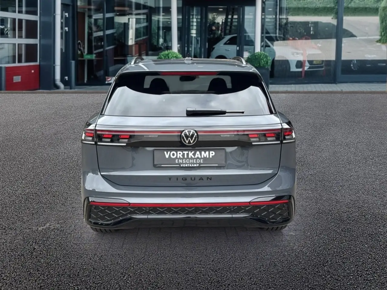 Volkswagen Tiguan 1.5 TSI E-HYBRID R-LINE PANO-DAK/TREKHAAK/CAMERA/H 6