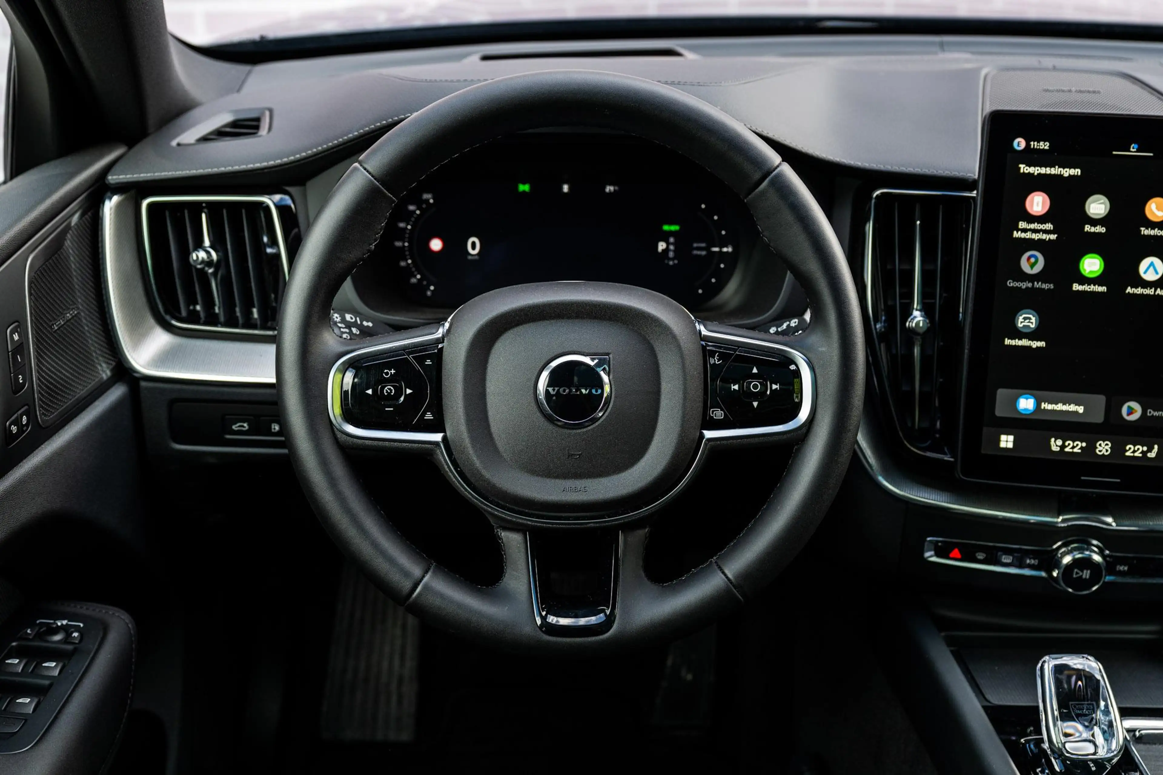 Volvo XC60 2.0 T6 Plug-in Hybrid AWD Ultra Black Edition | PH — photo 3