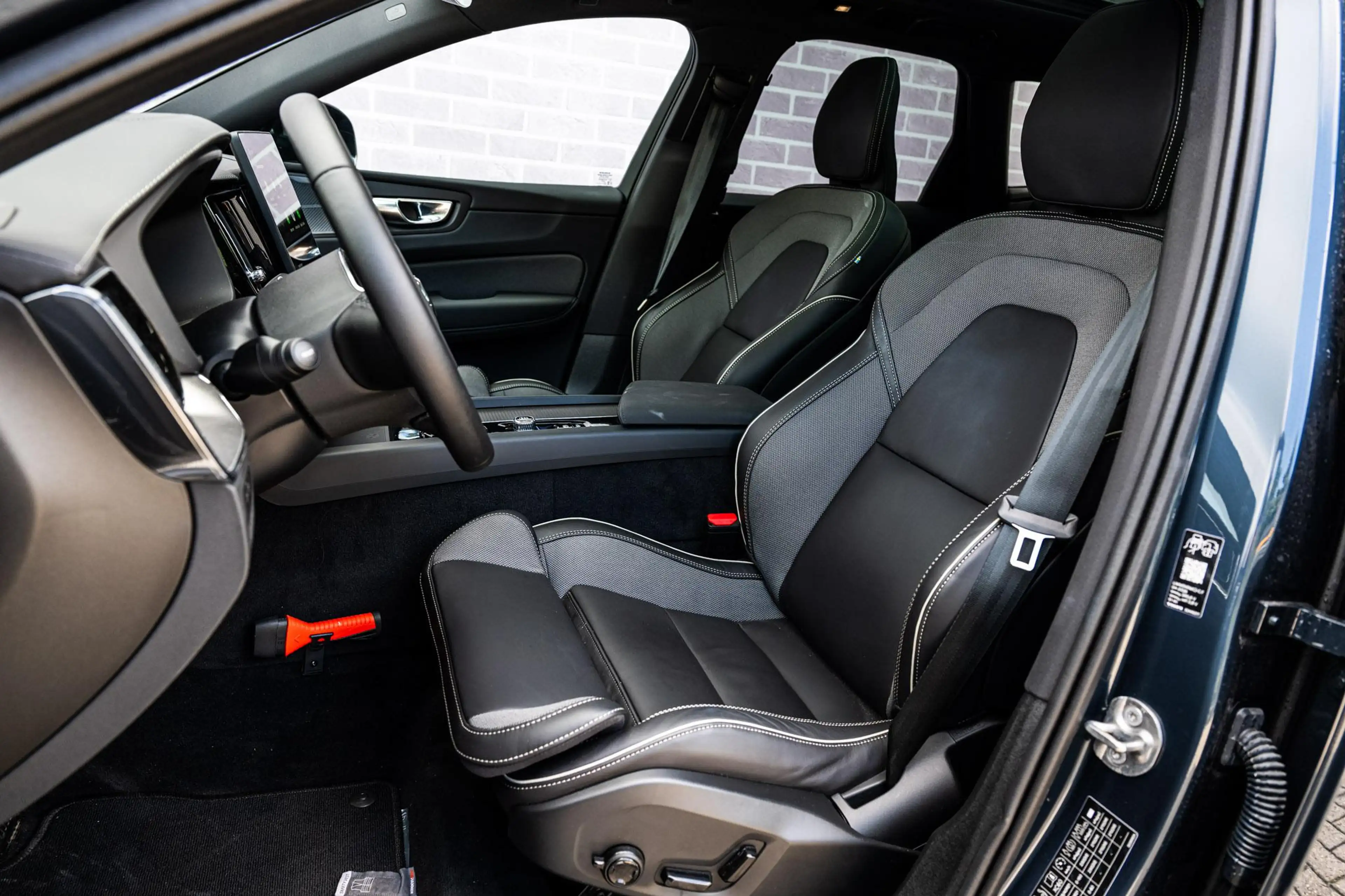 Volvo XC60 2.0 T6 Plug-in Hybrid AWD Ultra Black Edition | PH — photo 6