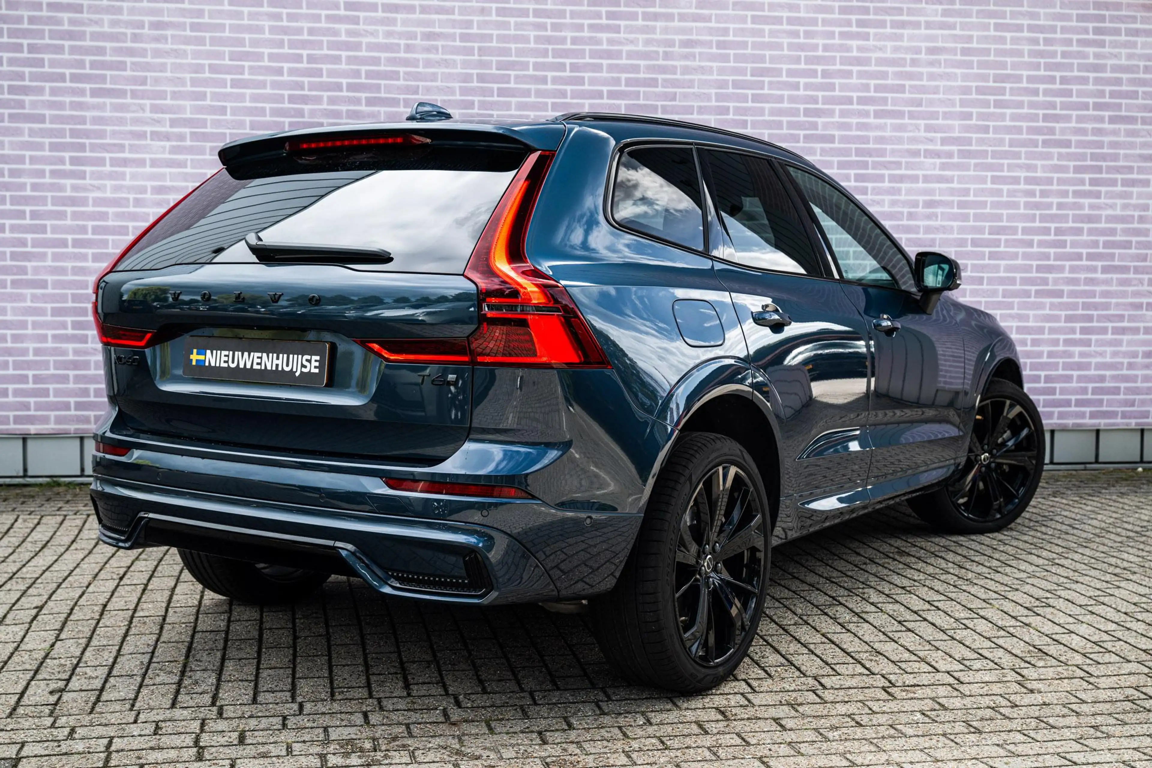 Volvo XC60 2.0 T6 Plug-in Hybrid AWD Ultra Black Edition | PH — photo 2