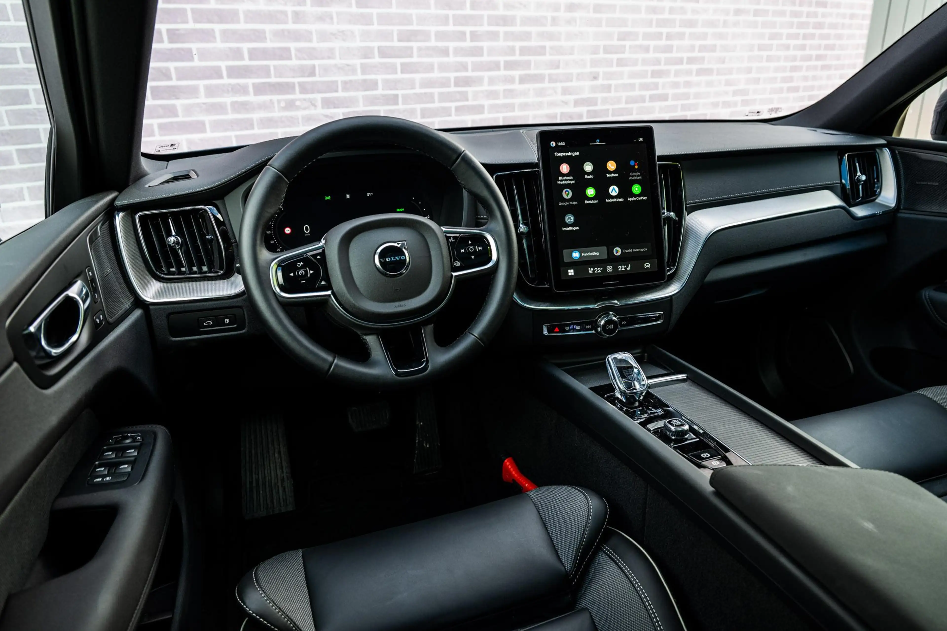 Volvo XC60 2.0 T6 Plug-in Hybrid AWD Ultra Black Edition | PH — photo 11