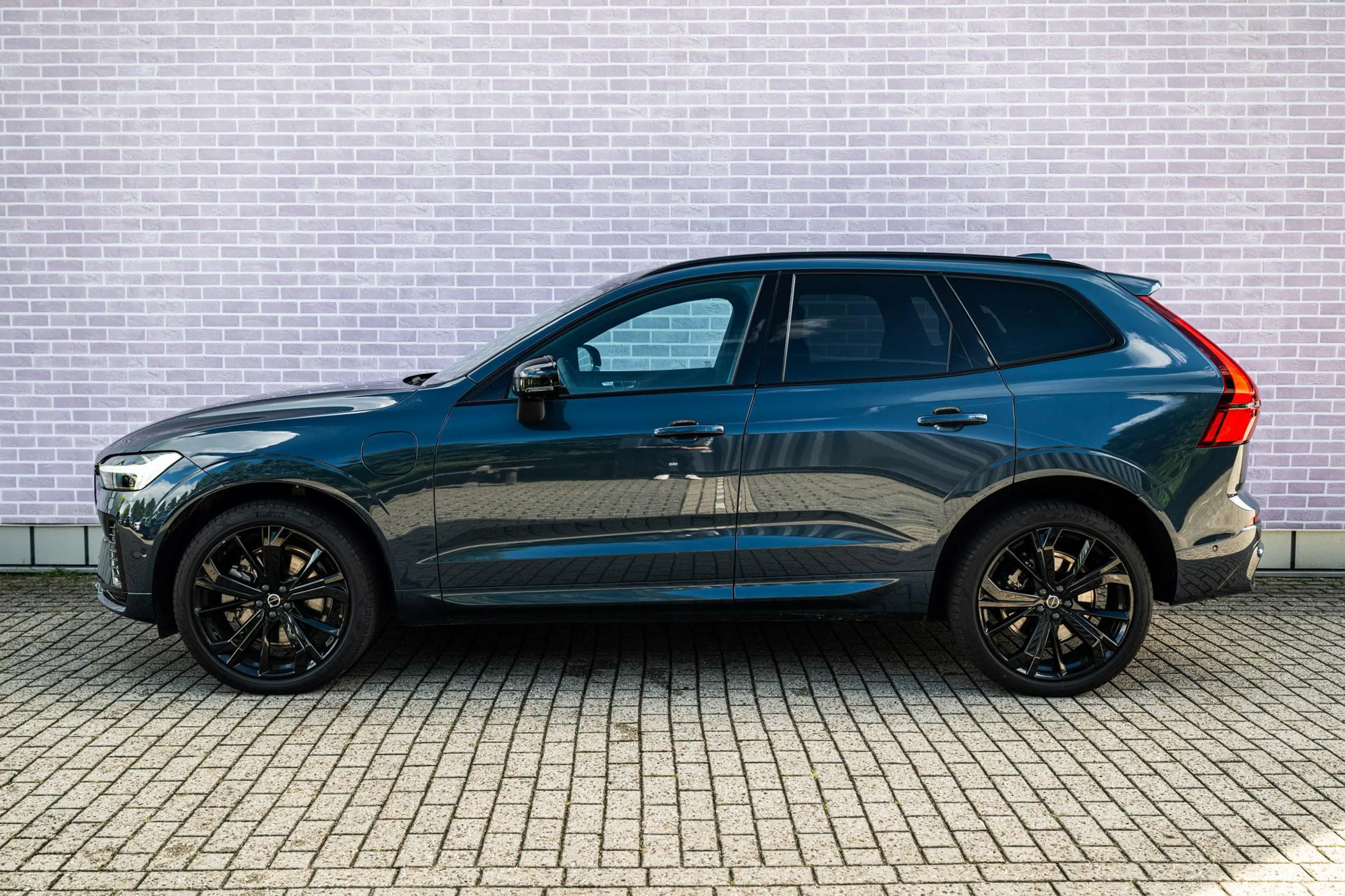 Volvo XC60 2.0 T6 Plug-in Hybrid AWD Ultra Black Edition | PH — photo 4