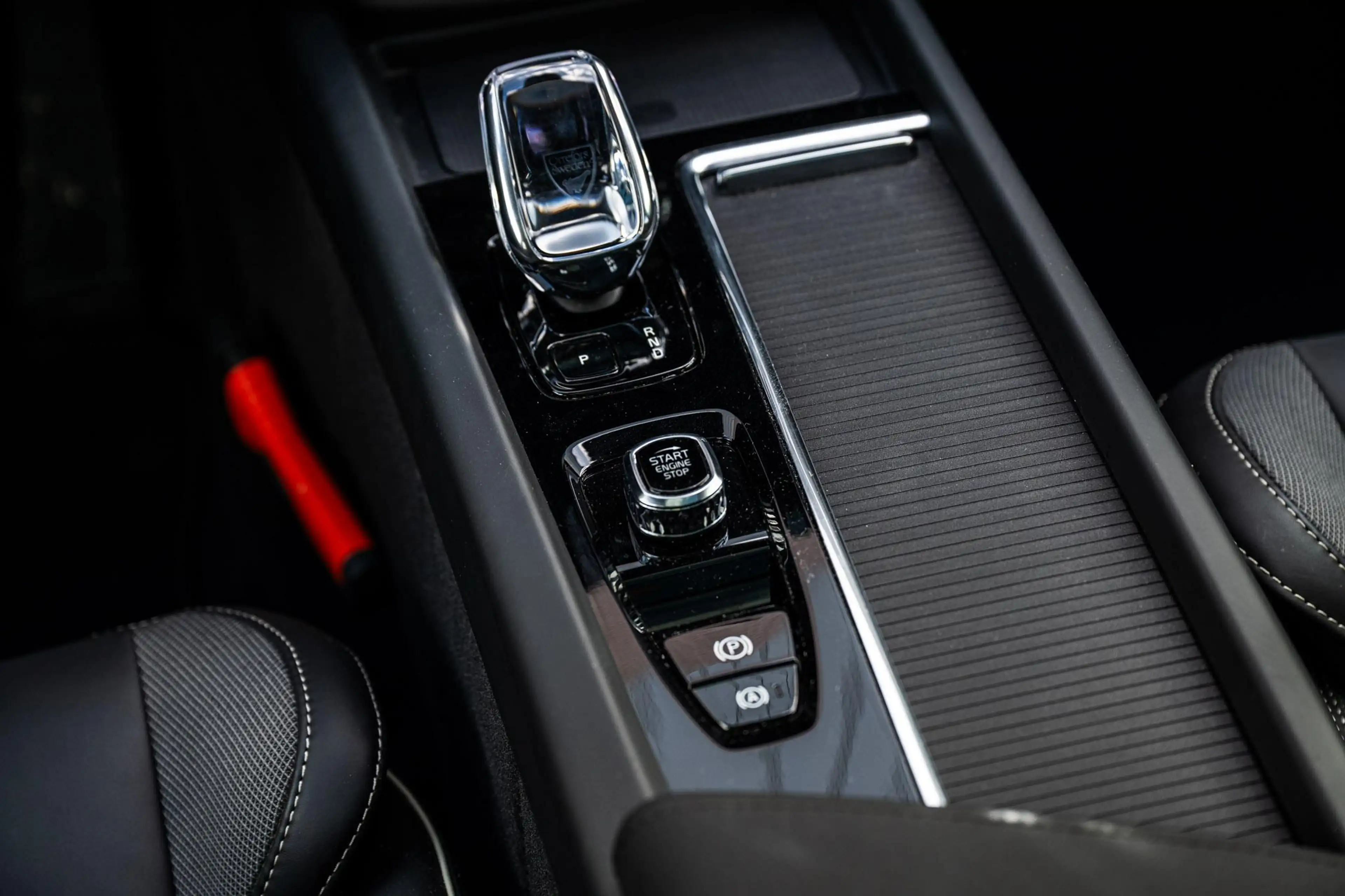Volvo XC60 2.0 T6 Plug-in Hybrid AWD Ultra Black Edition | PH — photo 13