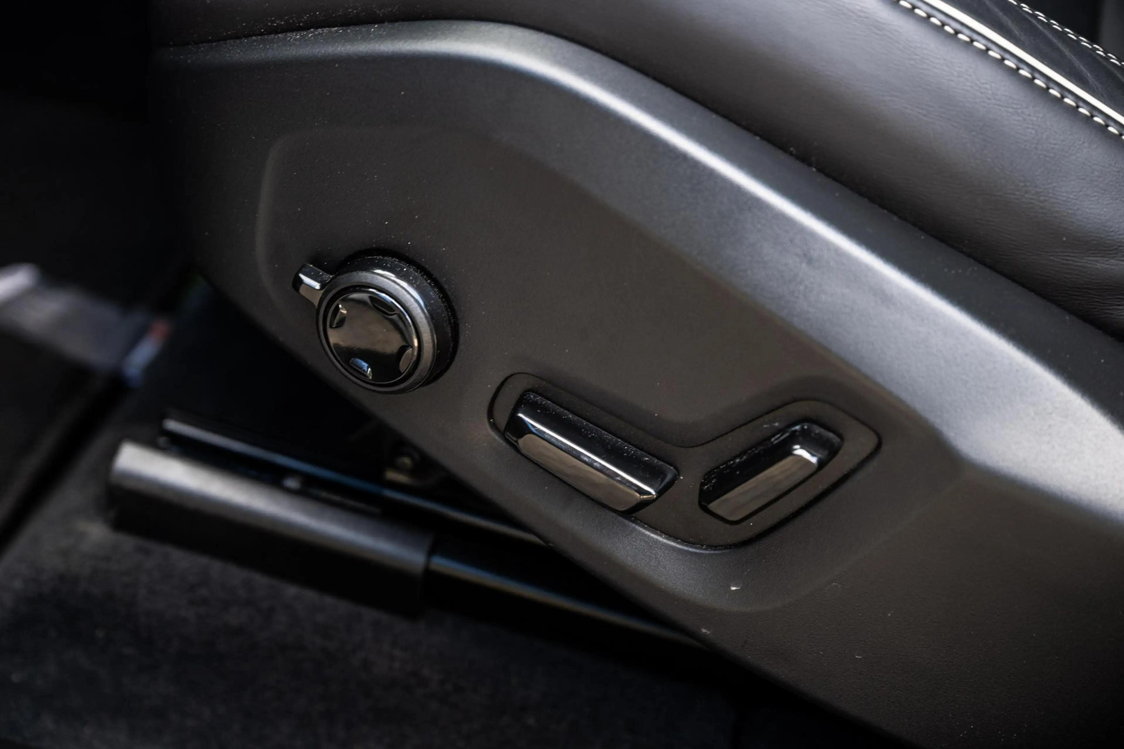 Volvo XC60 2.0 T6 Plug-in Hybrid AWD Ultra Black Edition | PH — photo 7