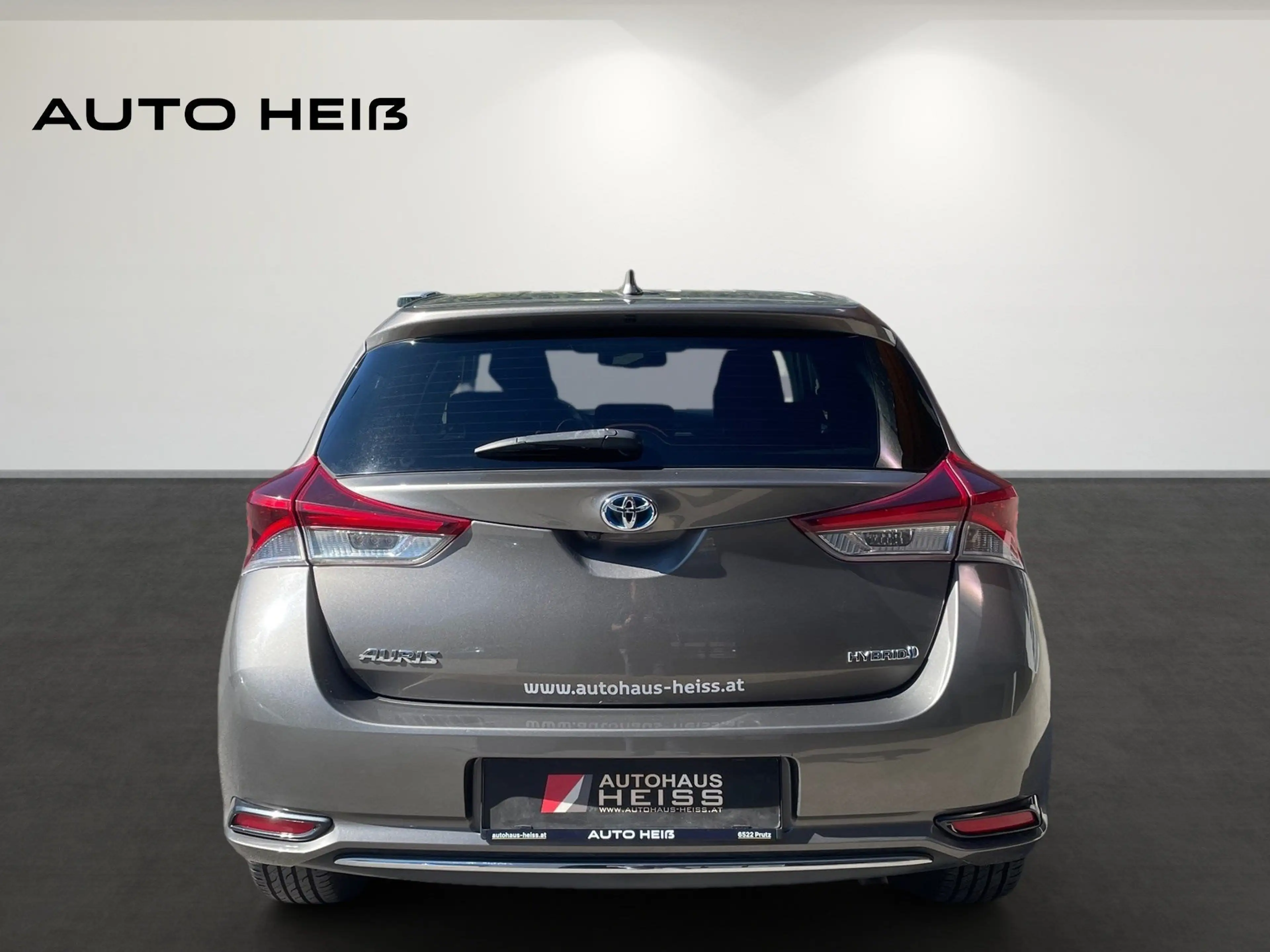 Toyota Auris Hybrid Active — photo 6