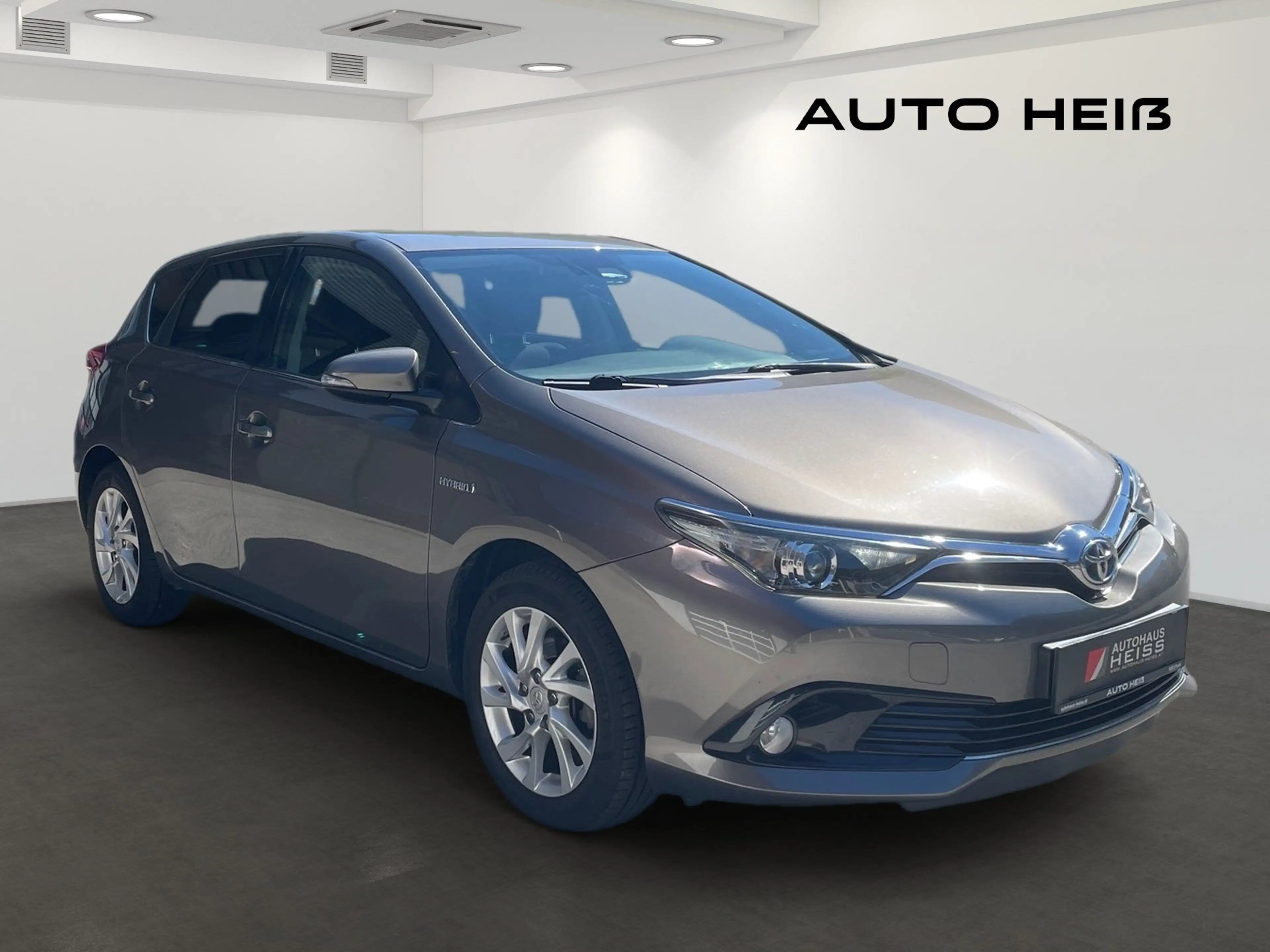 Toyota Auris Hybrid Active — photo 3