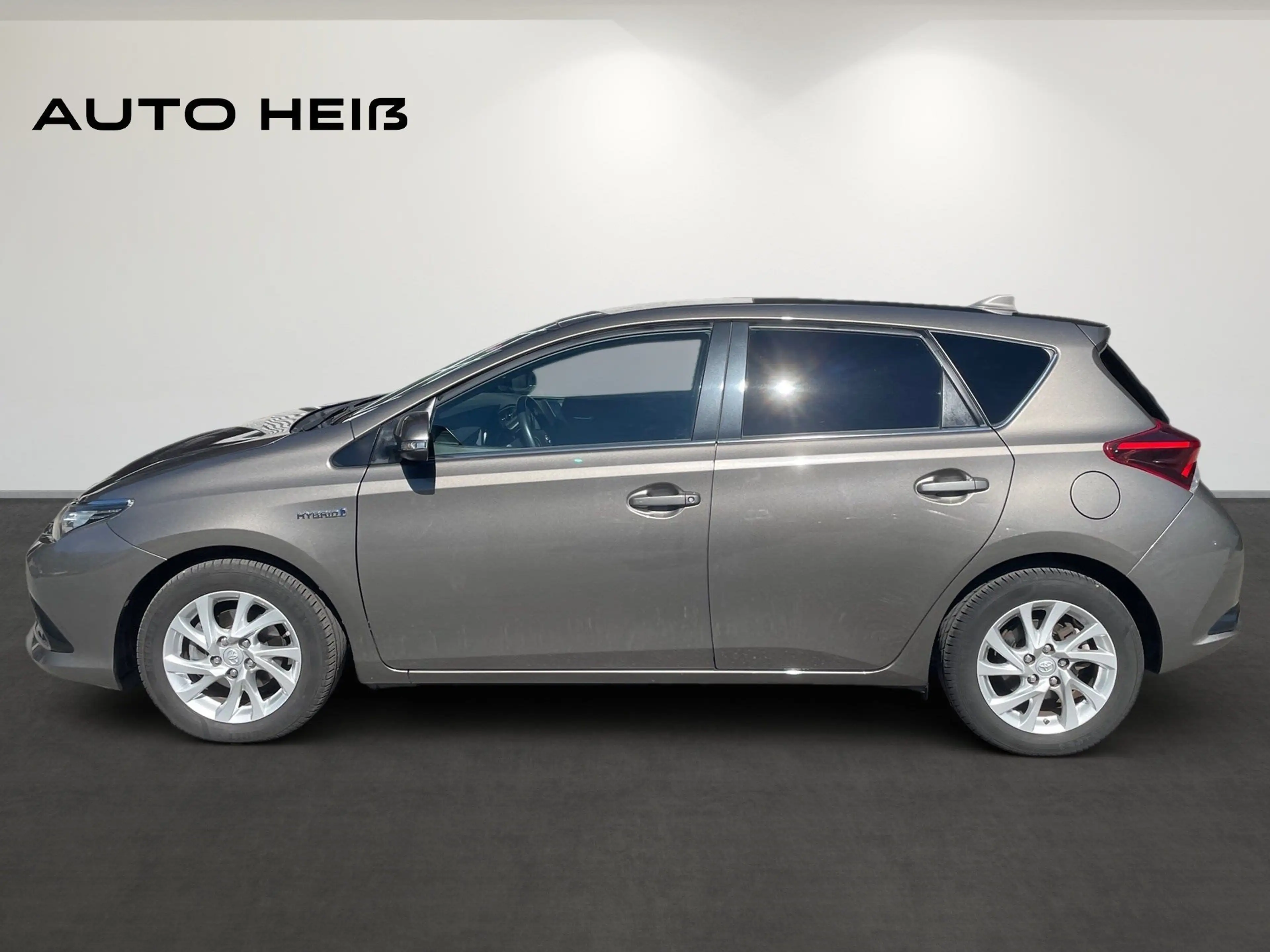 Toyota Auris Hybrid Active — photo 8