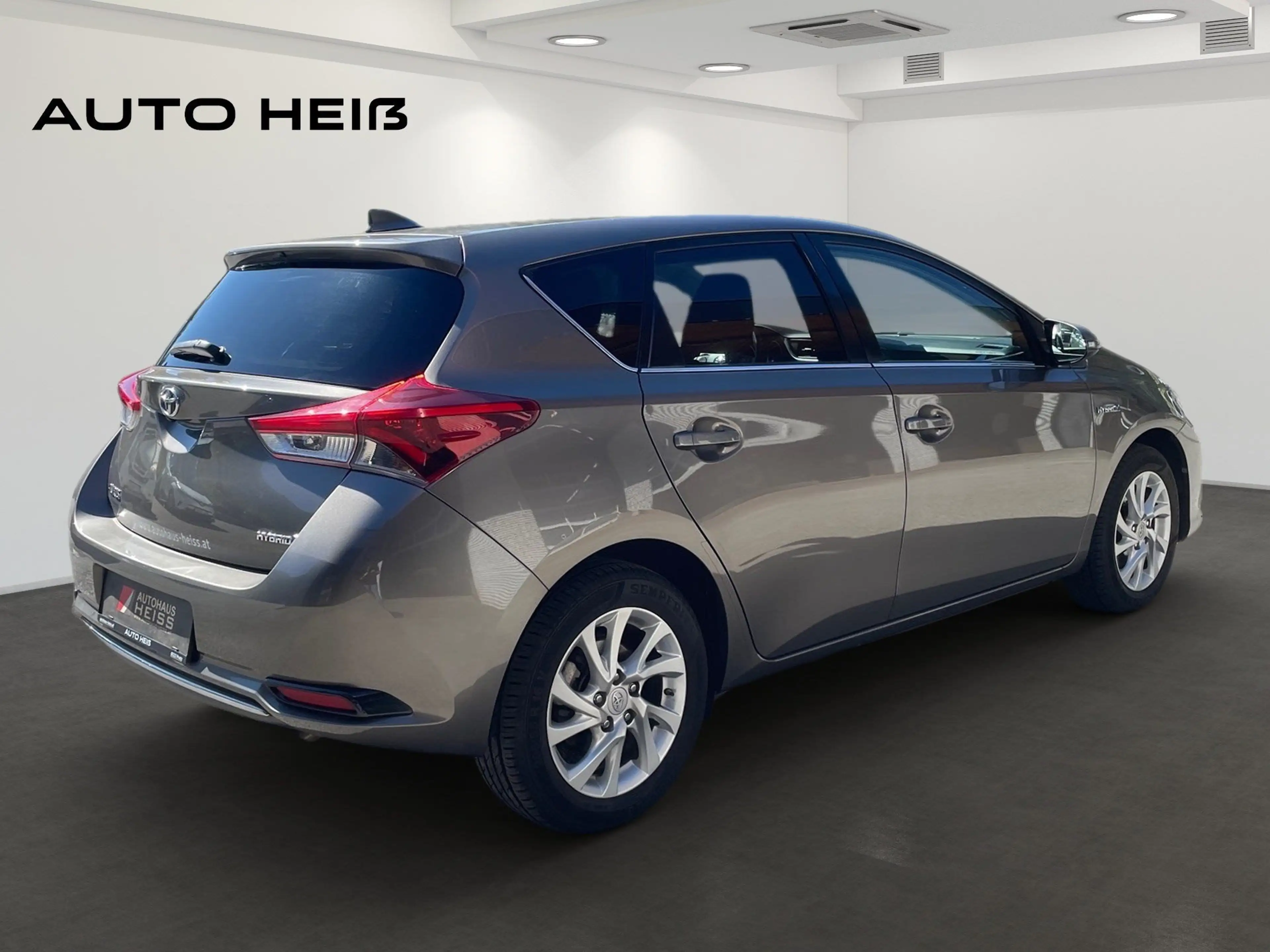Toyota Auris Hybrid Active — photo 5