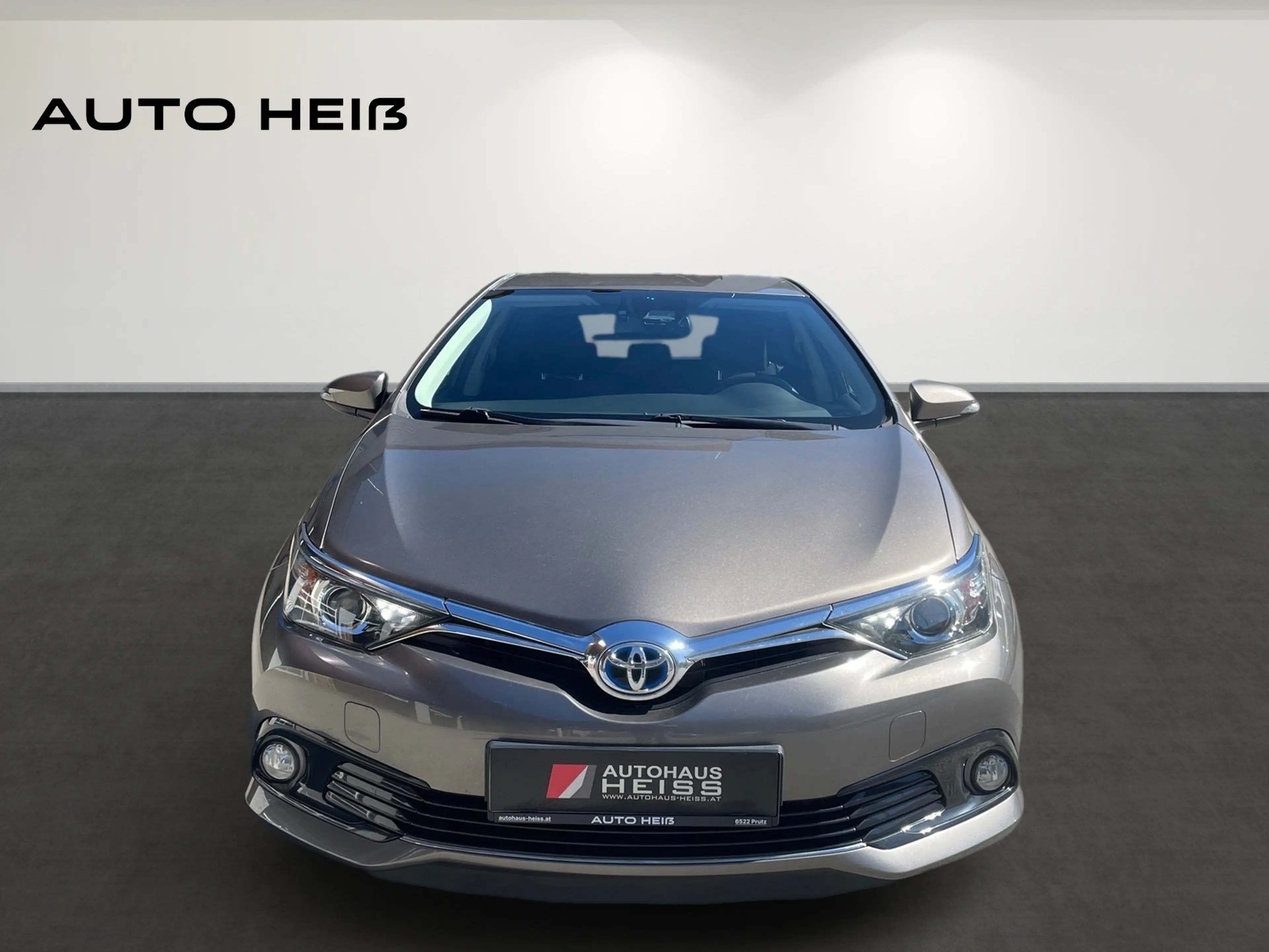 Toyota Auris Hybrid Active — photo 2