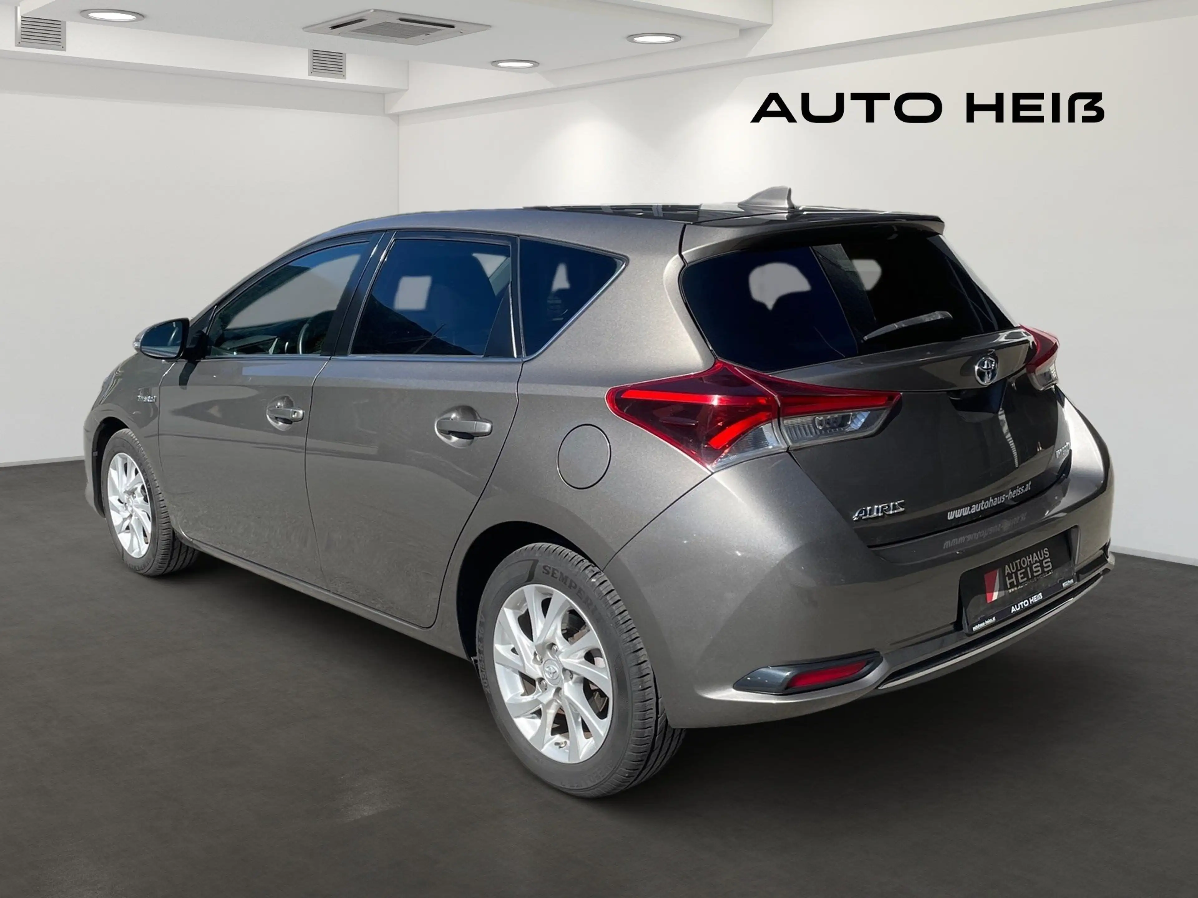 Toyota Auris Hybrid Active — photo 7