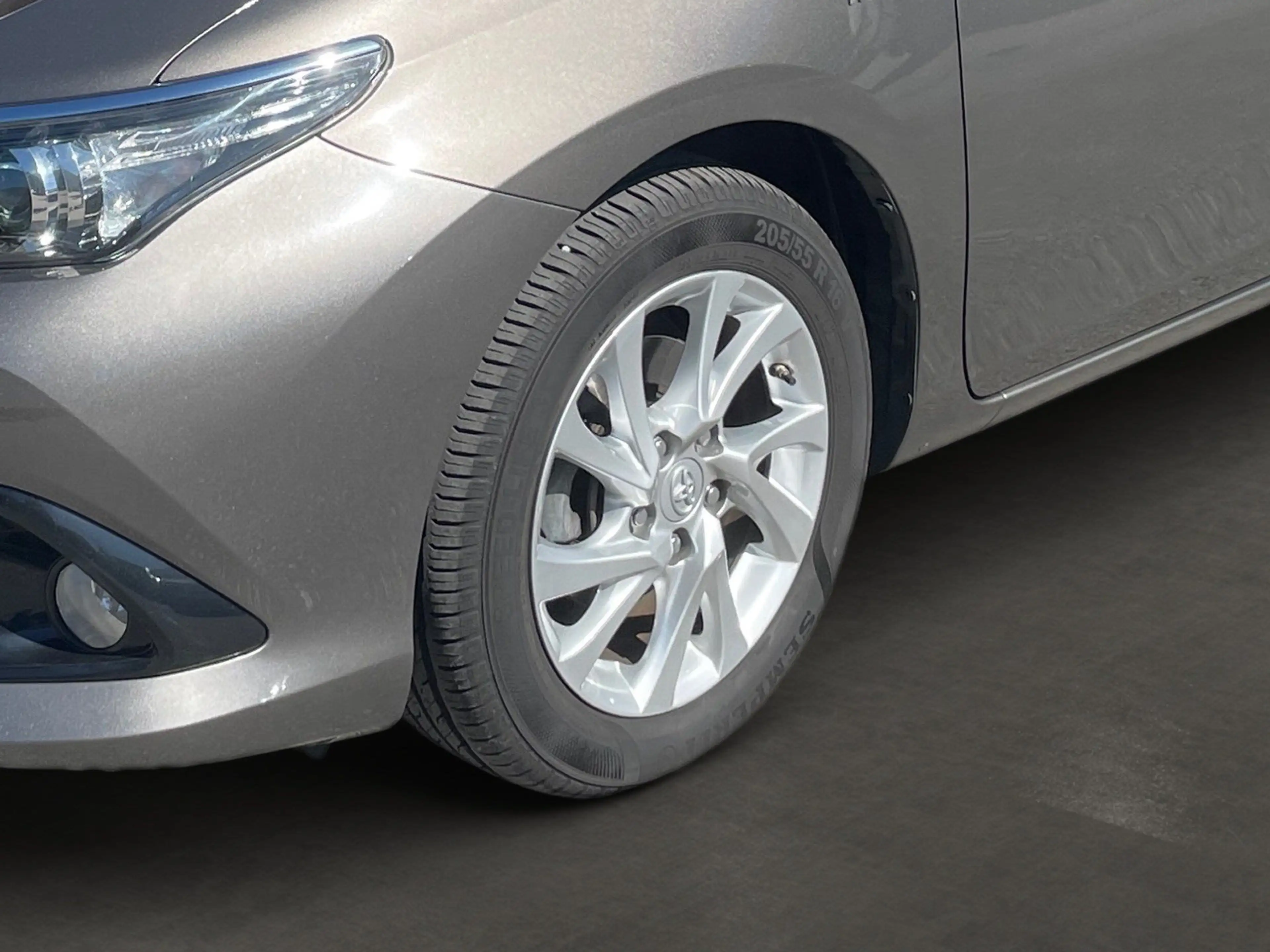 Toyota Auris Hybrid Active — photo 9