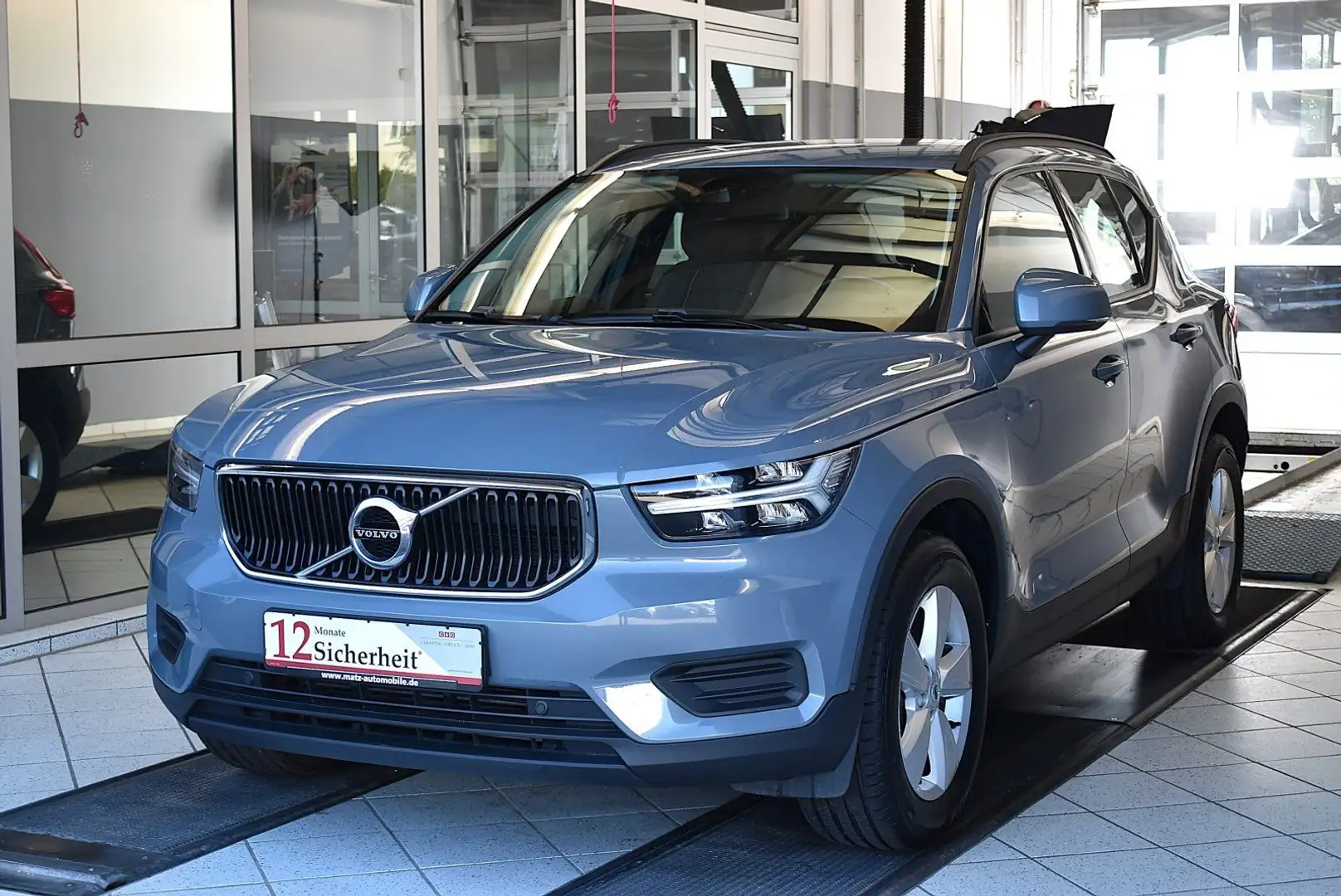 Volvo XC40 D3 2WD Momentum Core Automatik Grau - 1