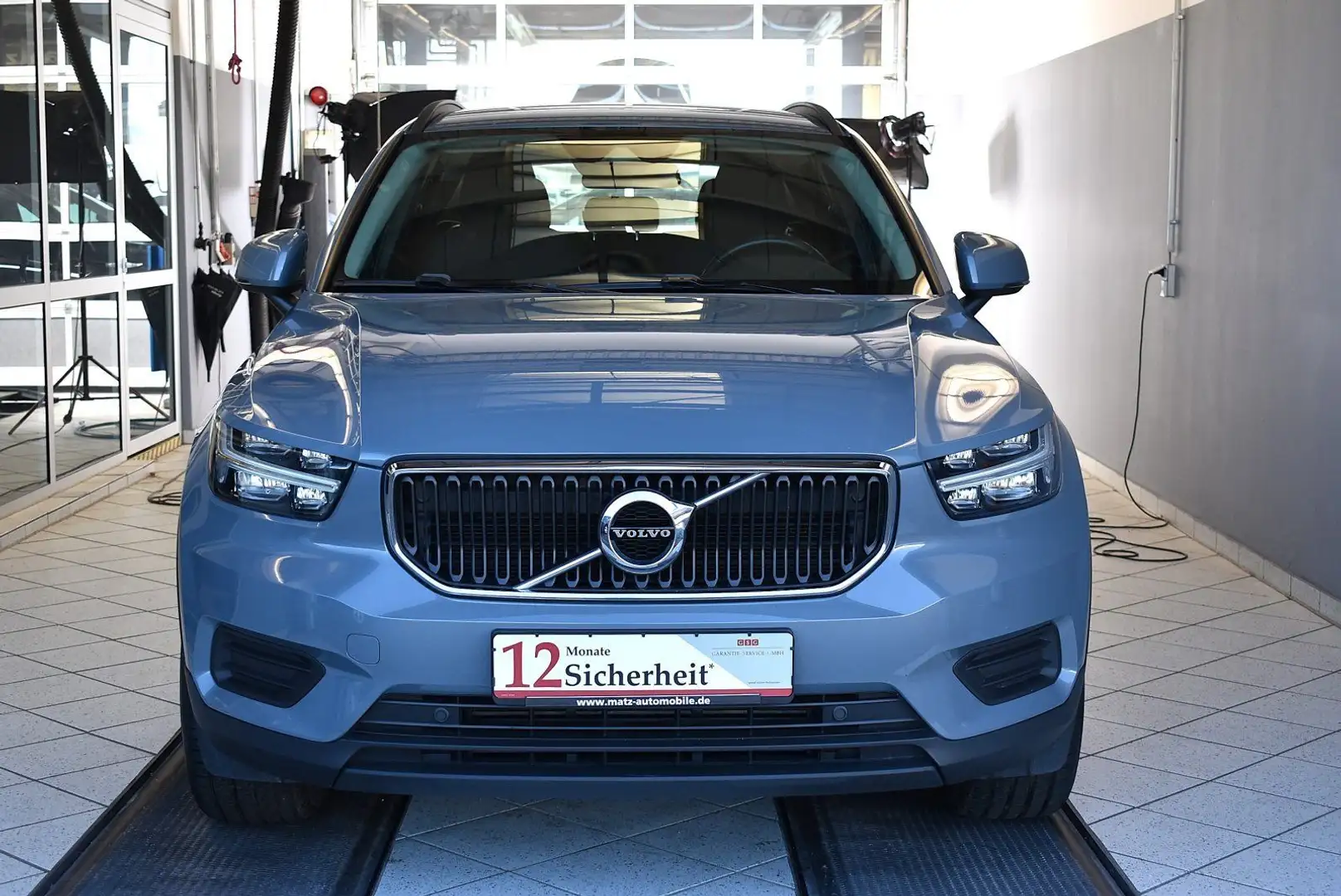Volvo XC40 D3 2WD Momentum Core Automatik Grau - 2