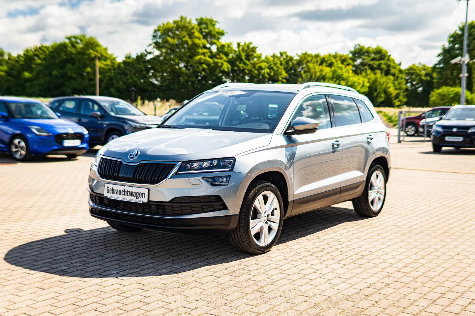 Skoda Karoq Style *LED*SHZ*KEYLESS*NAVI*SIDE-ASSIST*TEILLEDER Grijs - 1