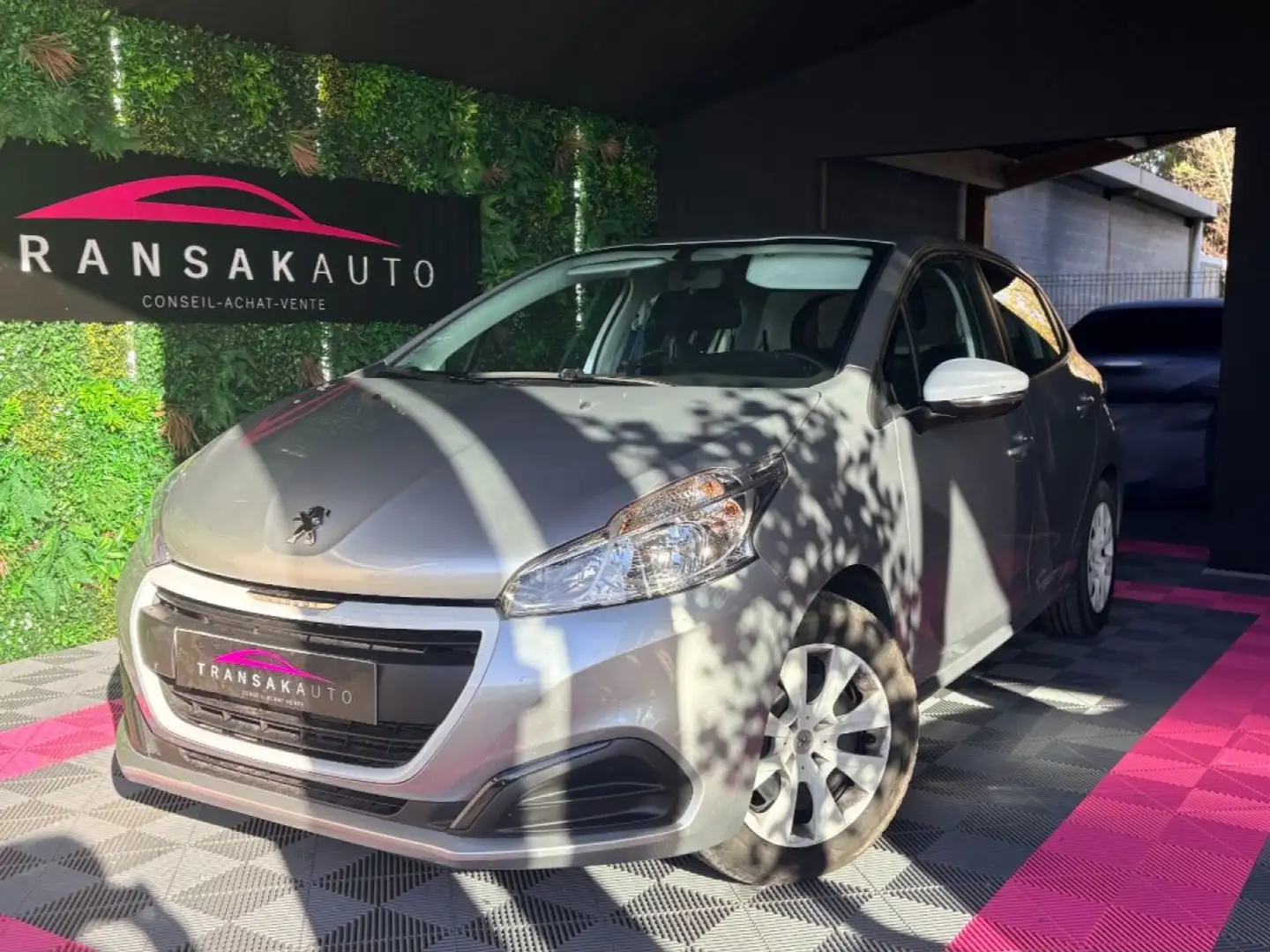 Peugeot 208 1.0 PureTech 68 ch Like ~ 1 ère main ~ 100% Suivi ~ Rien à prévoir ~ Régulateur/Limiteur de vitesse ~ Bluetooth Grigio - 1