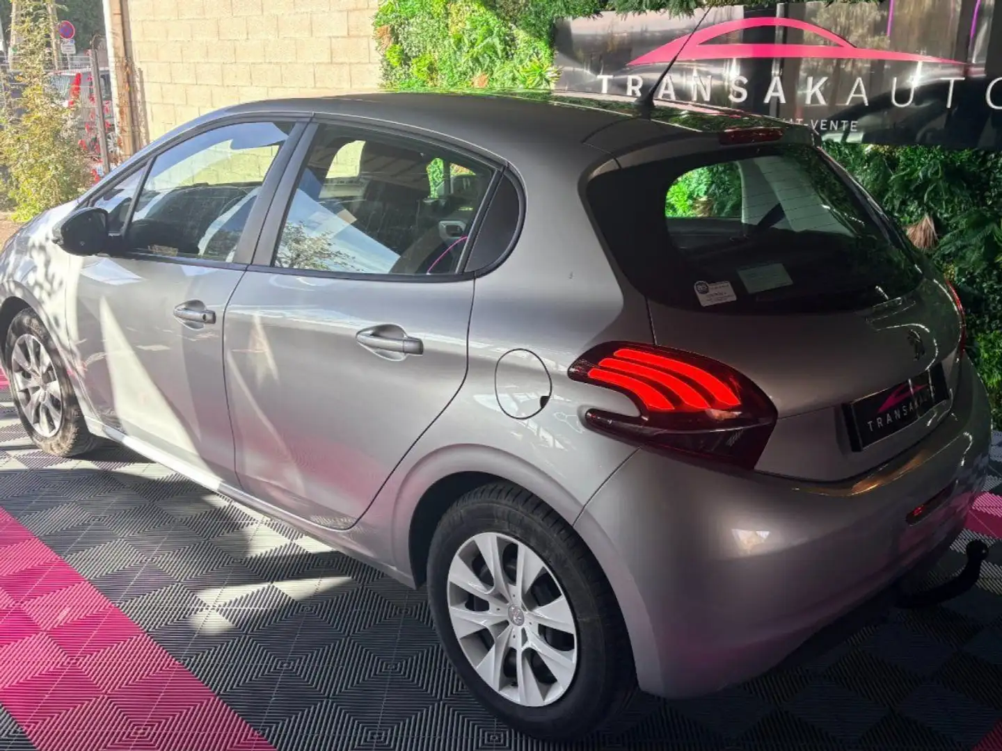 Peugeot 208 1.0 PureTech 68 ch Like ~ 1 ère main ~ 100% Suivi ~ Rien à prévoir ~ Régulateur/Limiteur de vitesse ~ Bluetooth Gris - 2