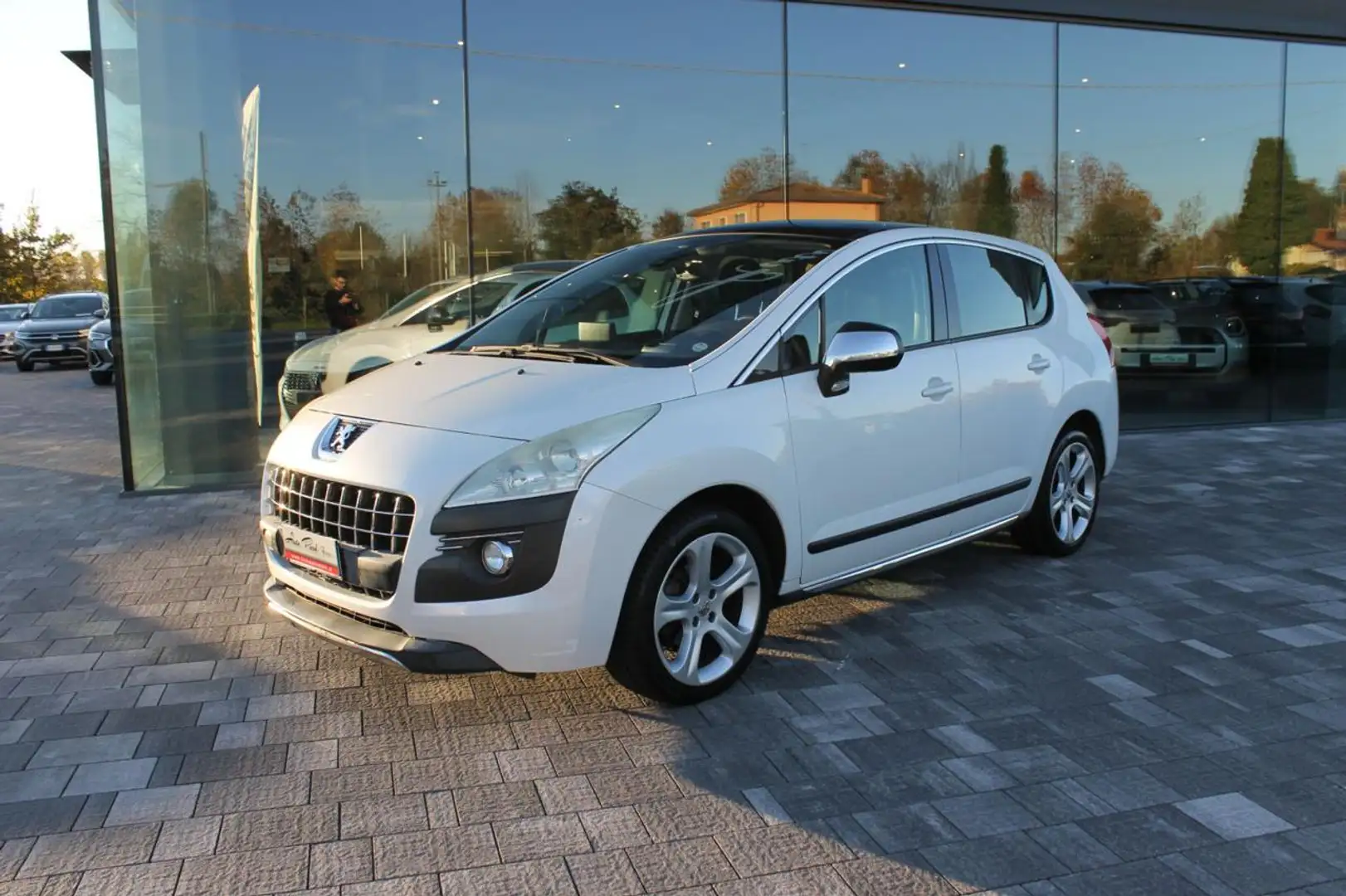 Peugeot 3008 1.6 HDi 110CV Tecno TETTO PANO.+ HEAD-UP Bianco - 2