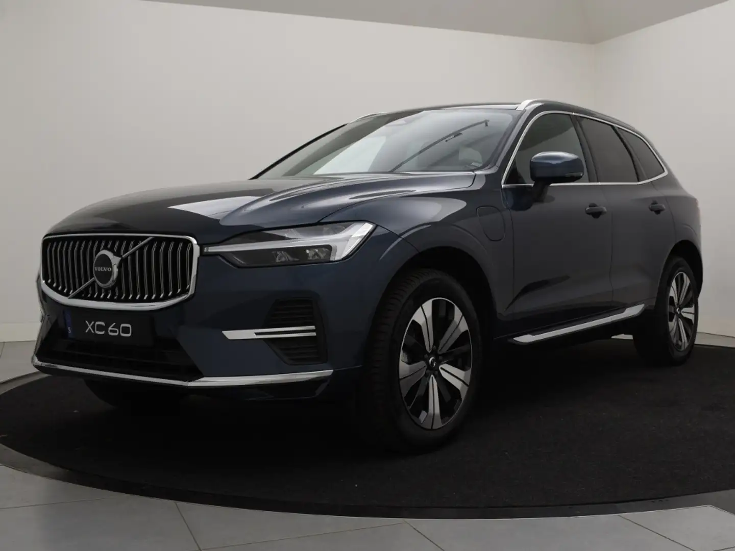 Volvo XC60 T6 PLUG-IN HYBRID ESSENTIAL EDITION *NIEUW OP VOOR Blauw - 2
