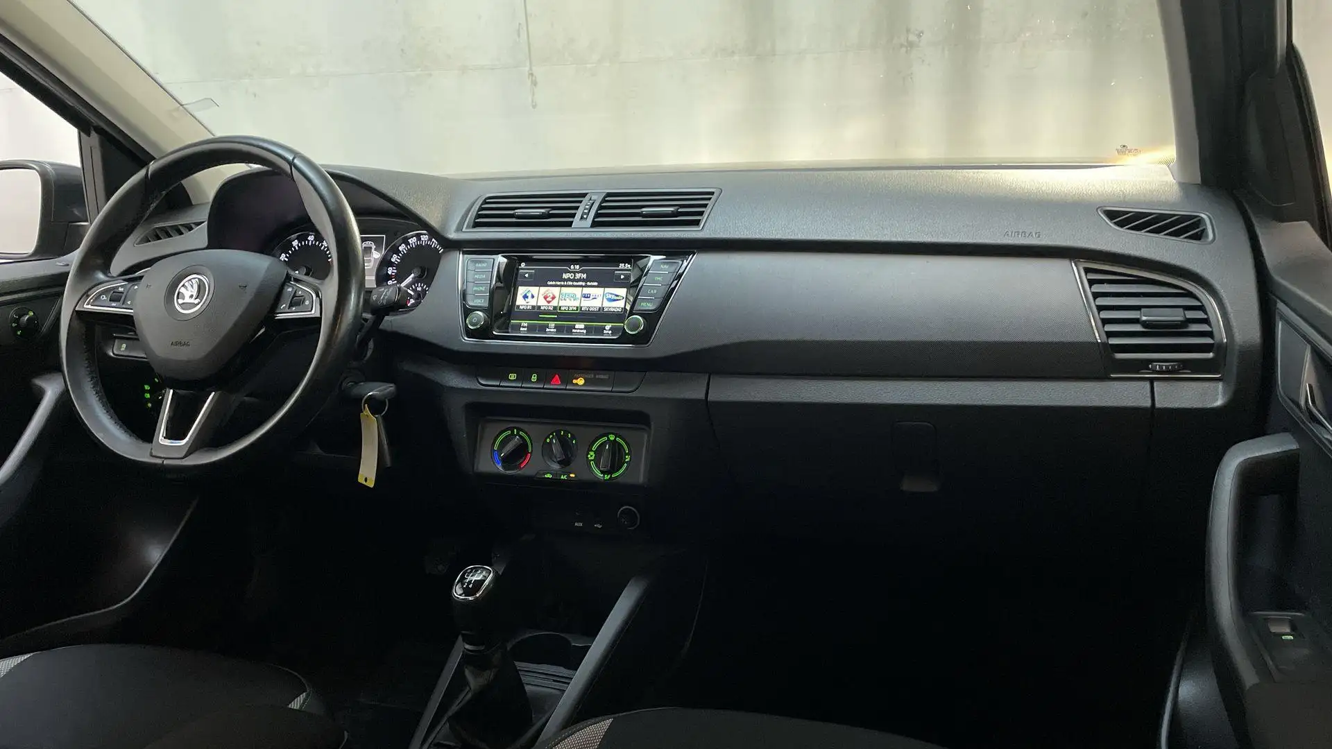 Skoda Fabia Combi 1.2 TSI Ambition Business Navigatie Parkeers Grijs - 2