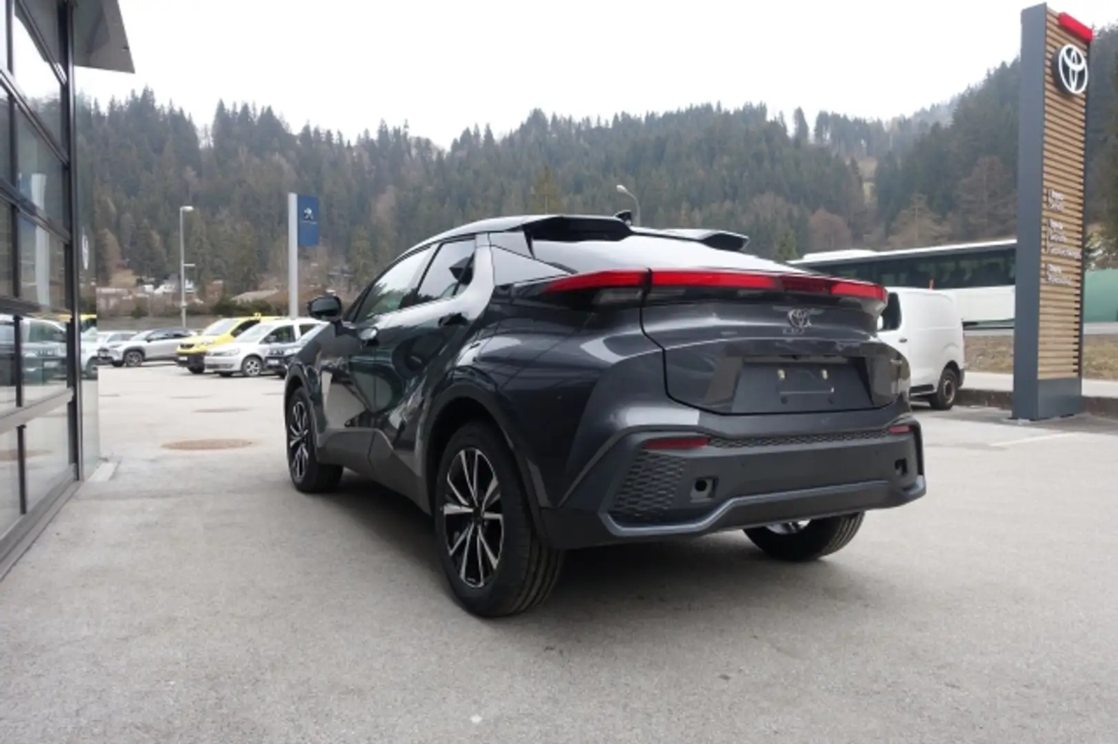 Toyota C-HR Toyota C-HR 2,0 Plugin 4x2 Active Grau - 2