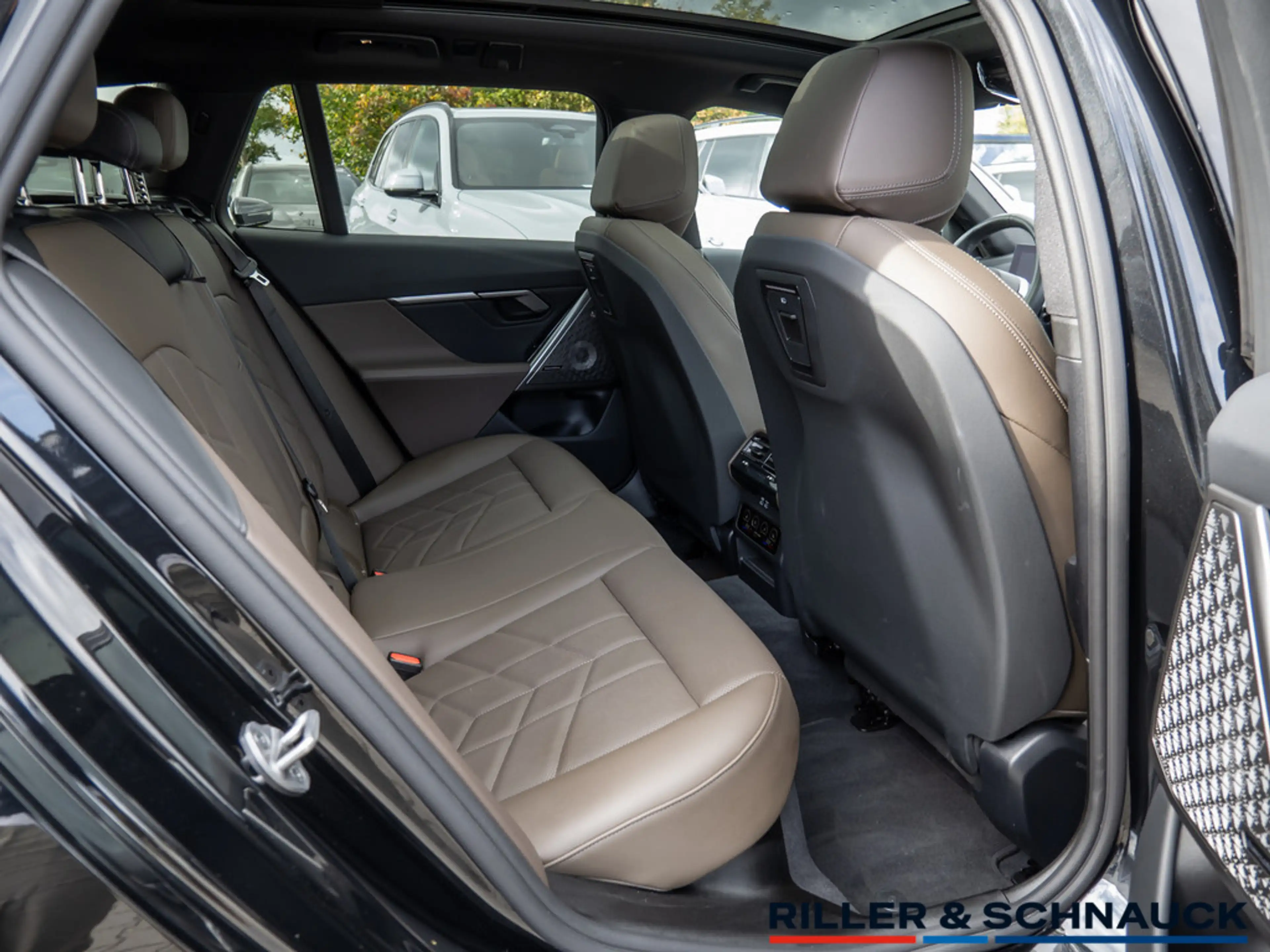 BMW i5 eDrive40 Touring — photo 9