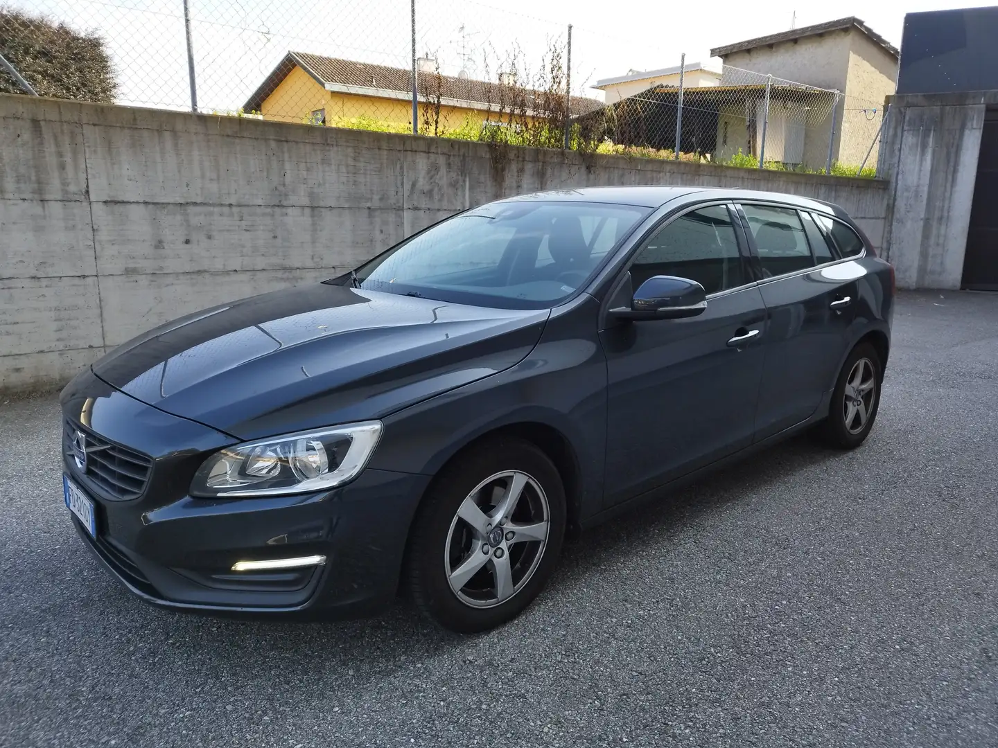 Volvo V60 V60 2.0 D2 120cv euro6 geartronic Grigio - 1