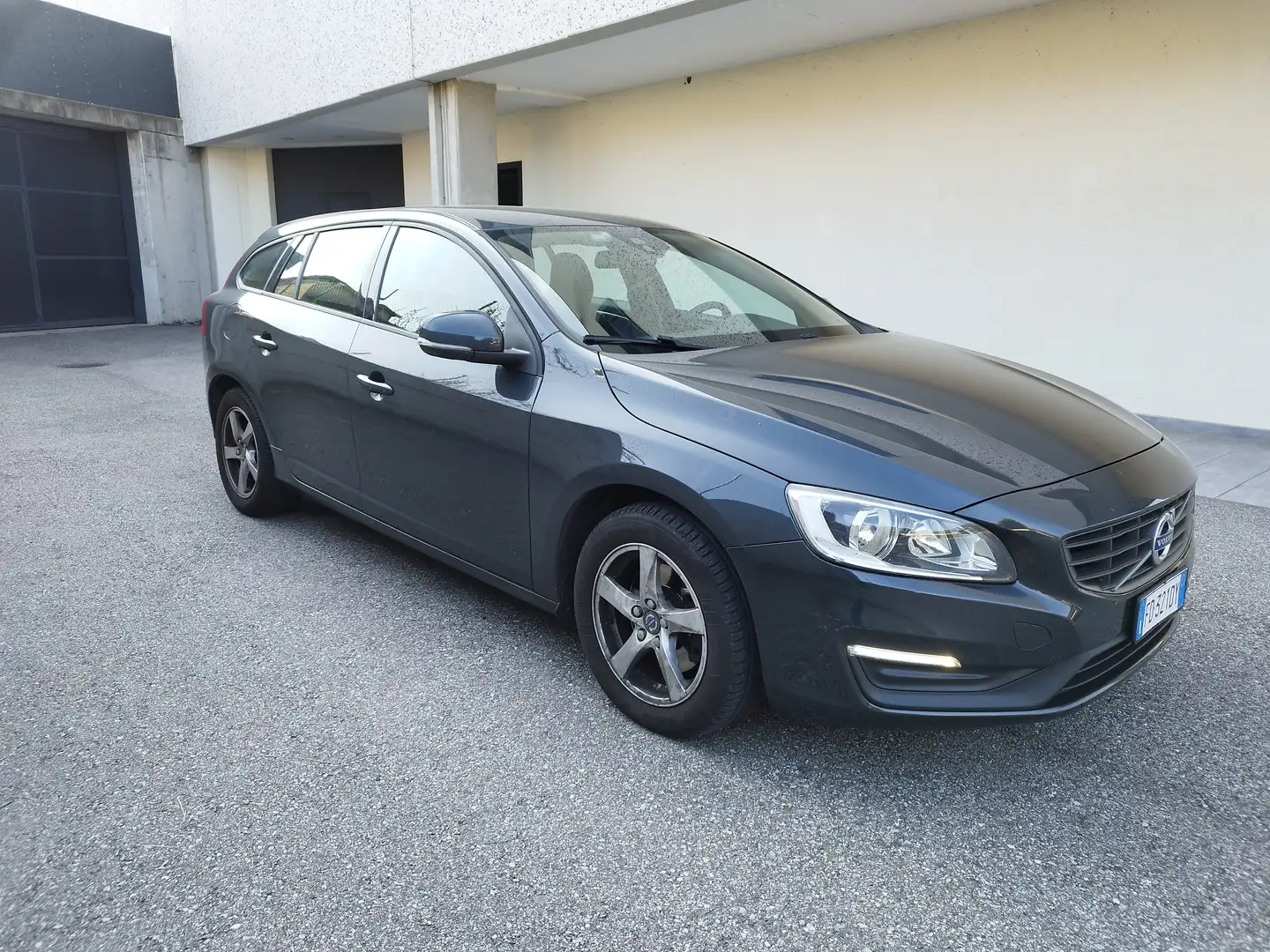 Volvo V60 V60 2.0 D2 120cv euro6 geartronic Grigio - 2