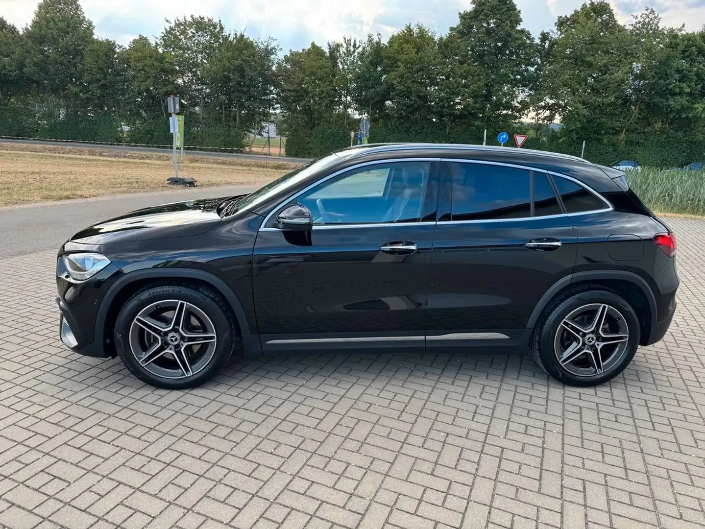 Mercedes-Benz GLA 200 7G-DCT AMG Styling Exterieur Noir - 2