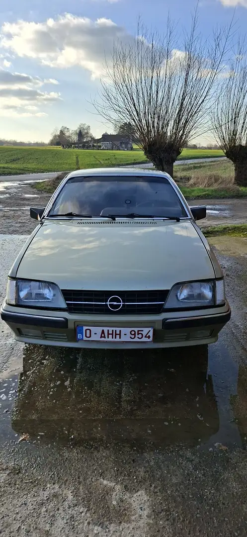 Opel Monza 2.5 se 1984 100kw/136pk Grün - 1