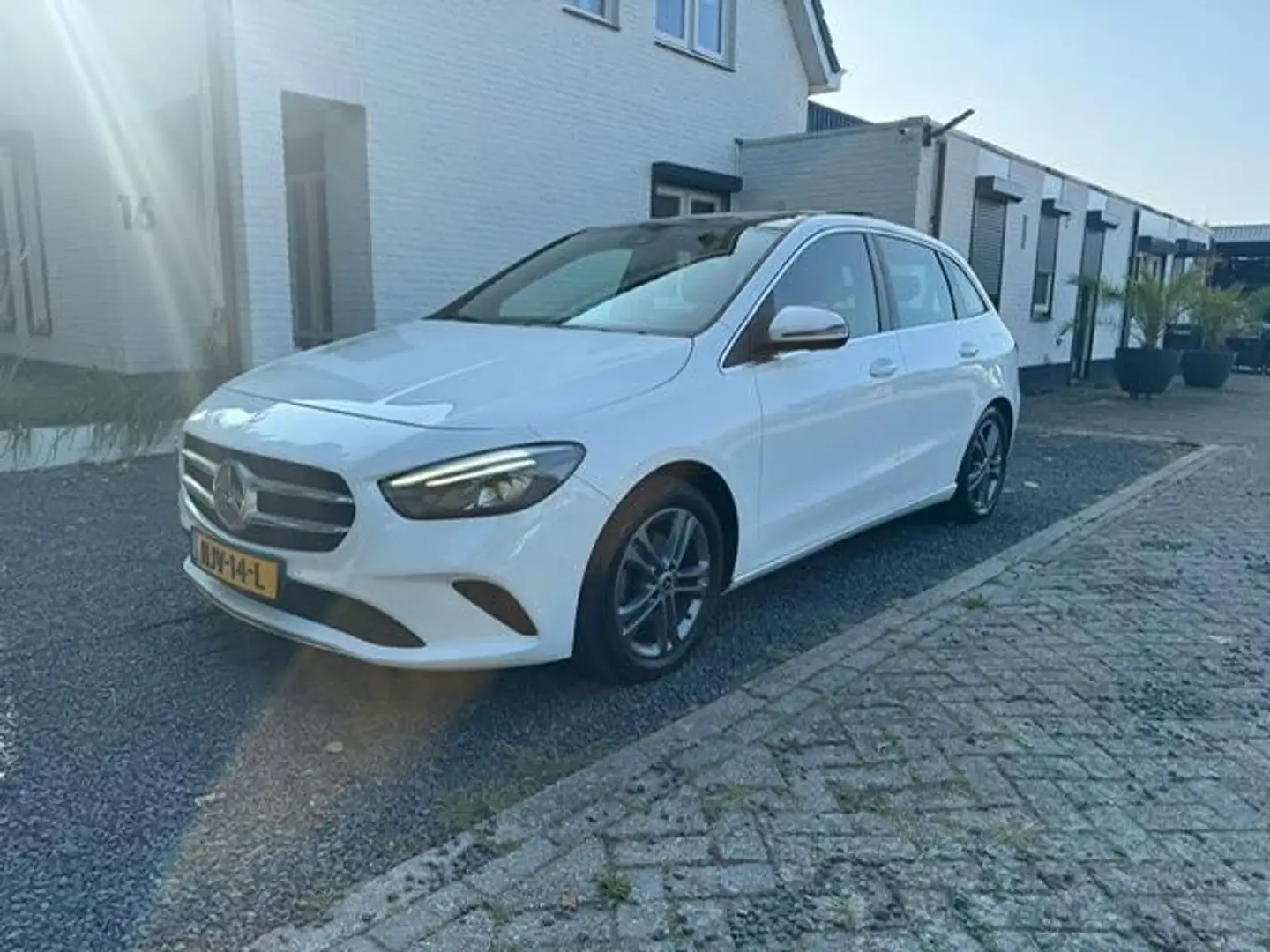 Mercedes-Benz B 180 Panoramadak 360 graden camera INCL AUTOTRUST GARAN Blanc - 2