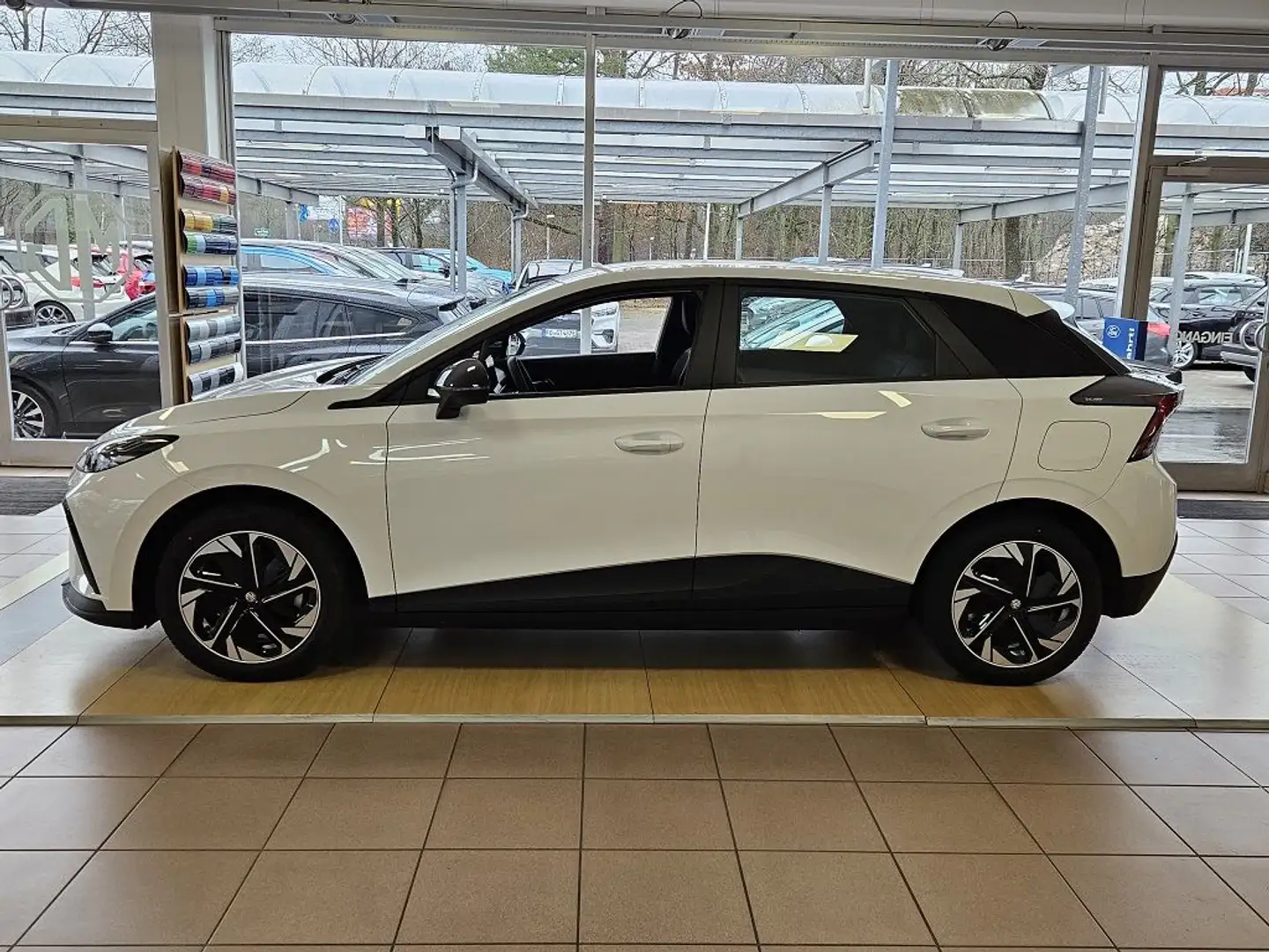 MG MG4 Standard Weiß - 2