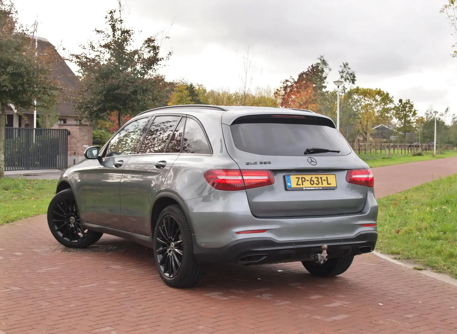 Mercedes-Benz GLC 250 4MATIC Premium Plus | 360 Camera | Trekhaak | Burm Grijs - 2