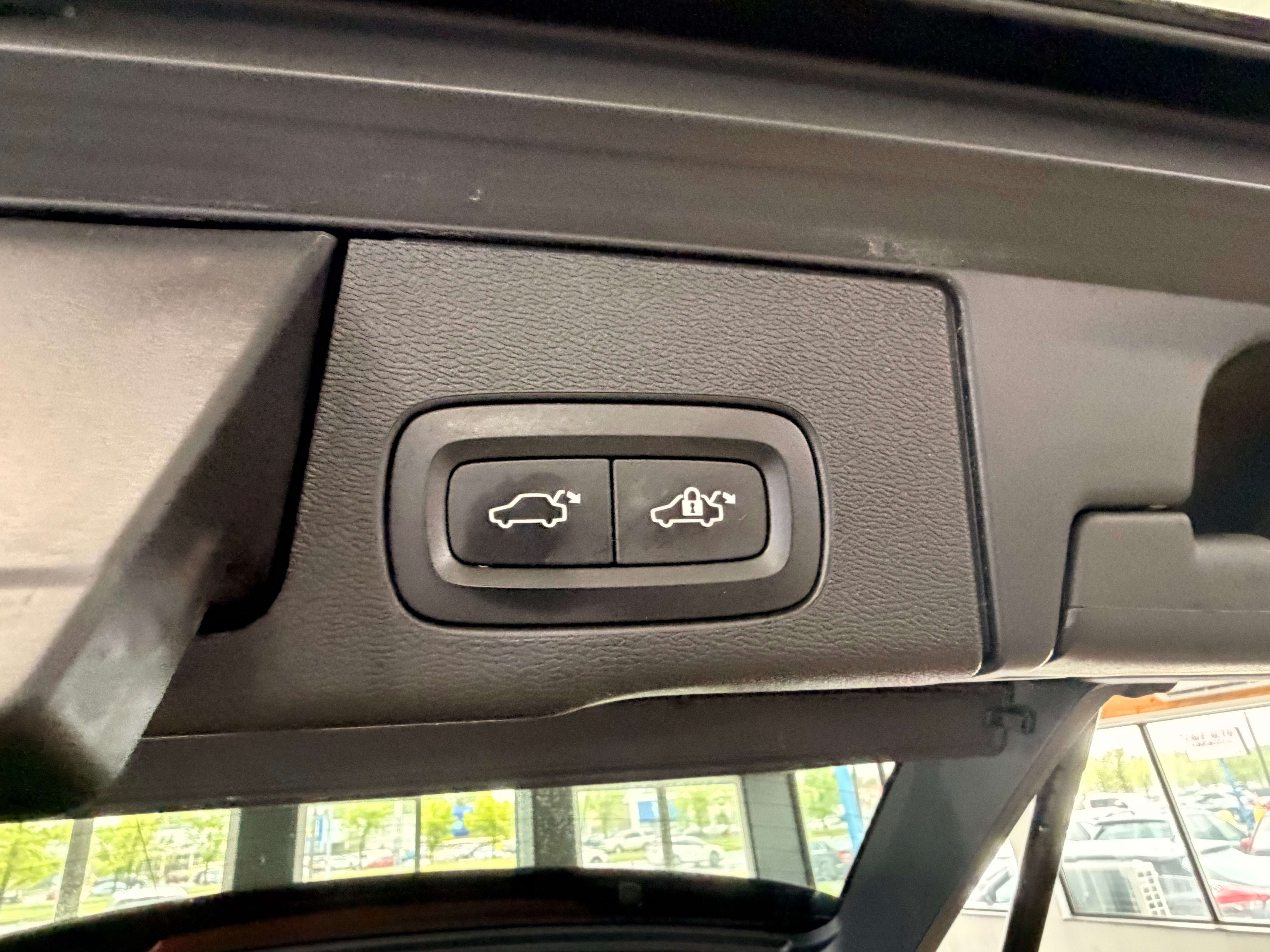 2018 Volvo XC60 Momentum - Image 15