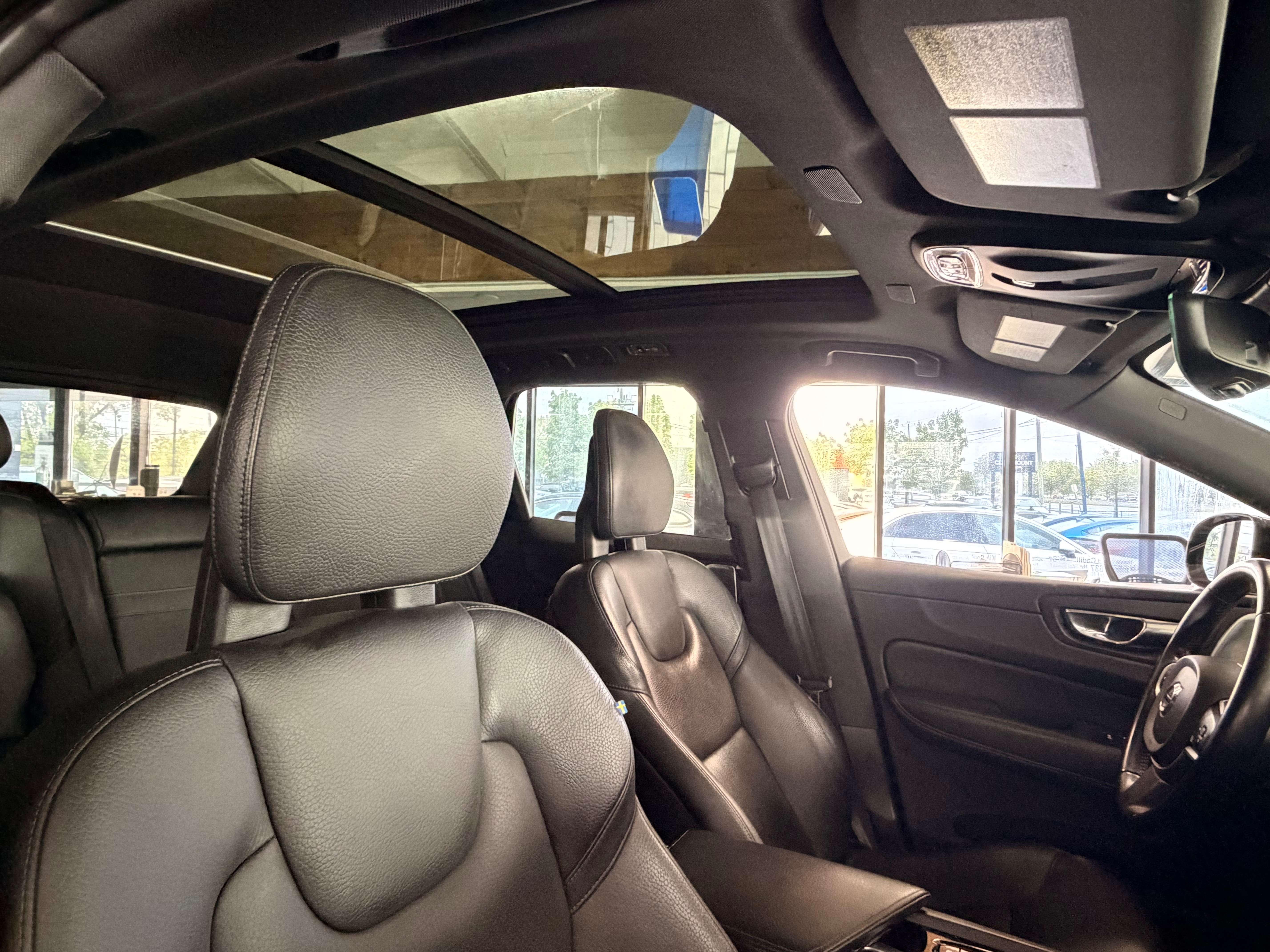 2018 Volvo XC60 Momentum - Image 11