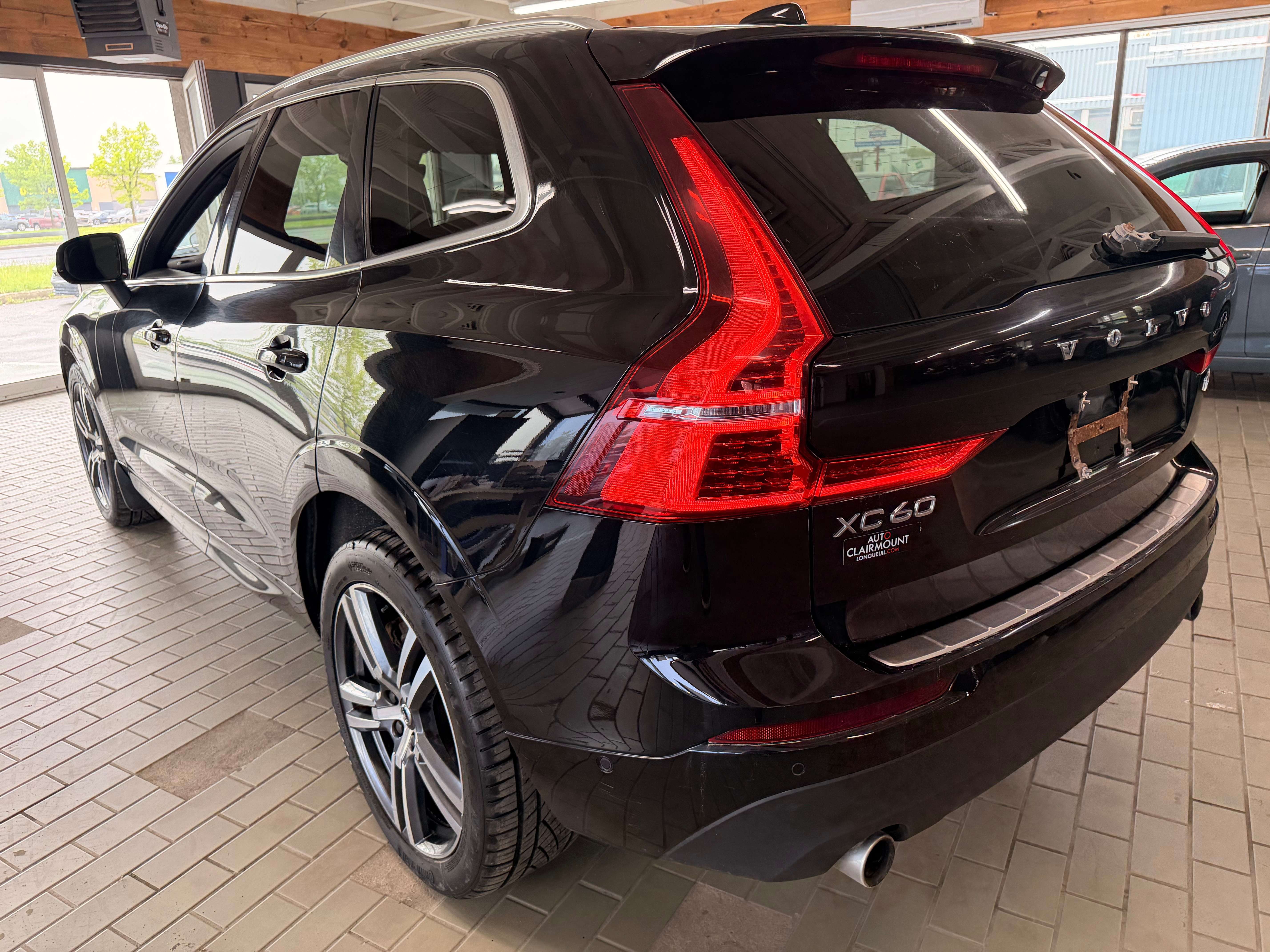 2018 Volvo XC60 Momentum - Image 2