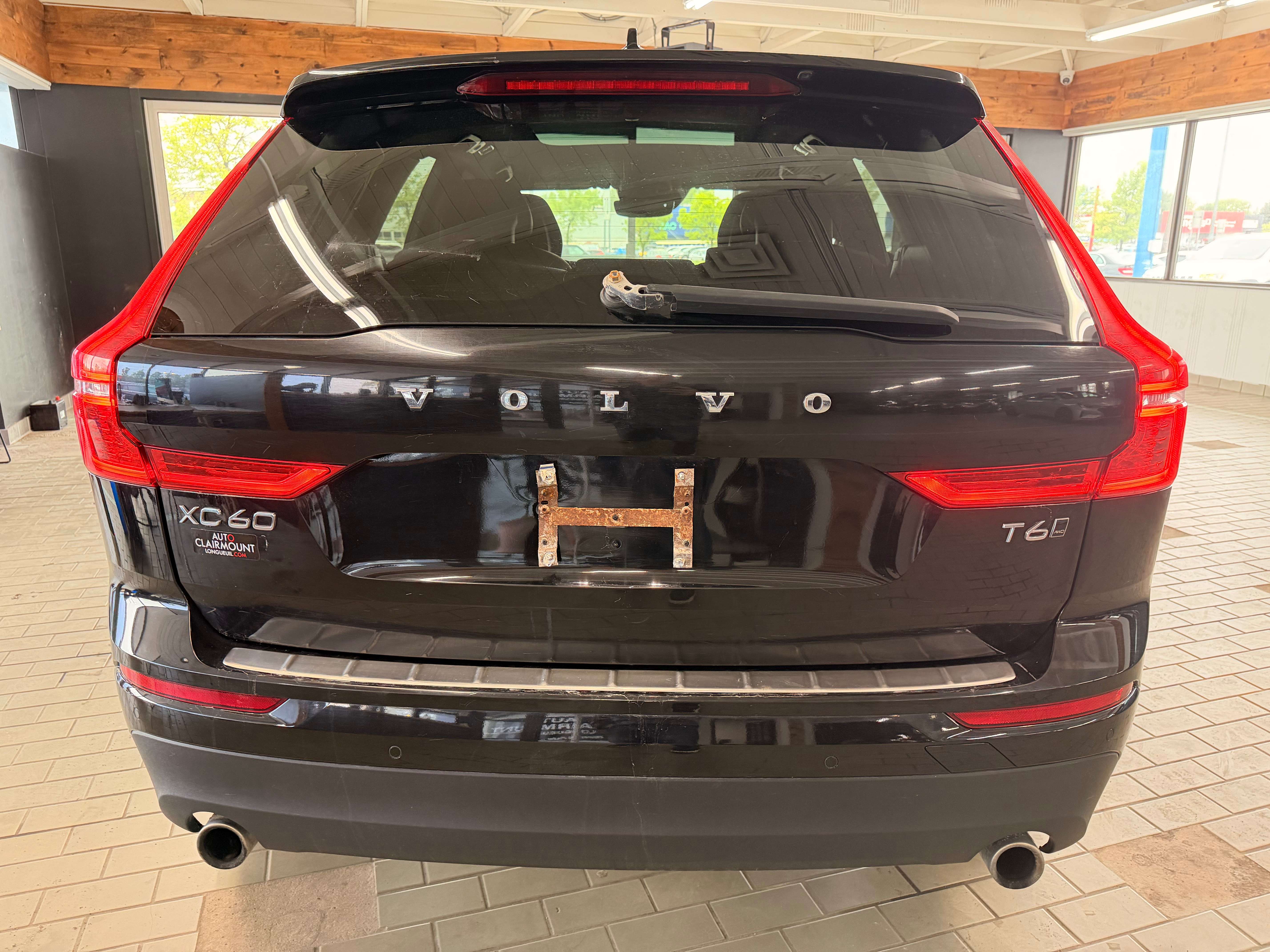 2018 Volvo XC60 Momentum - Image 3