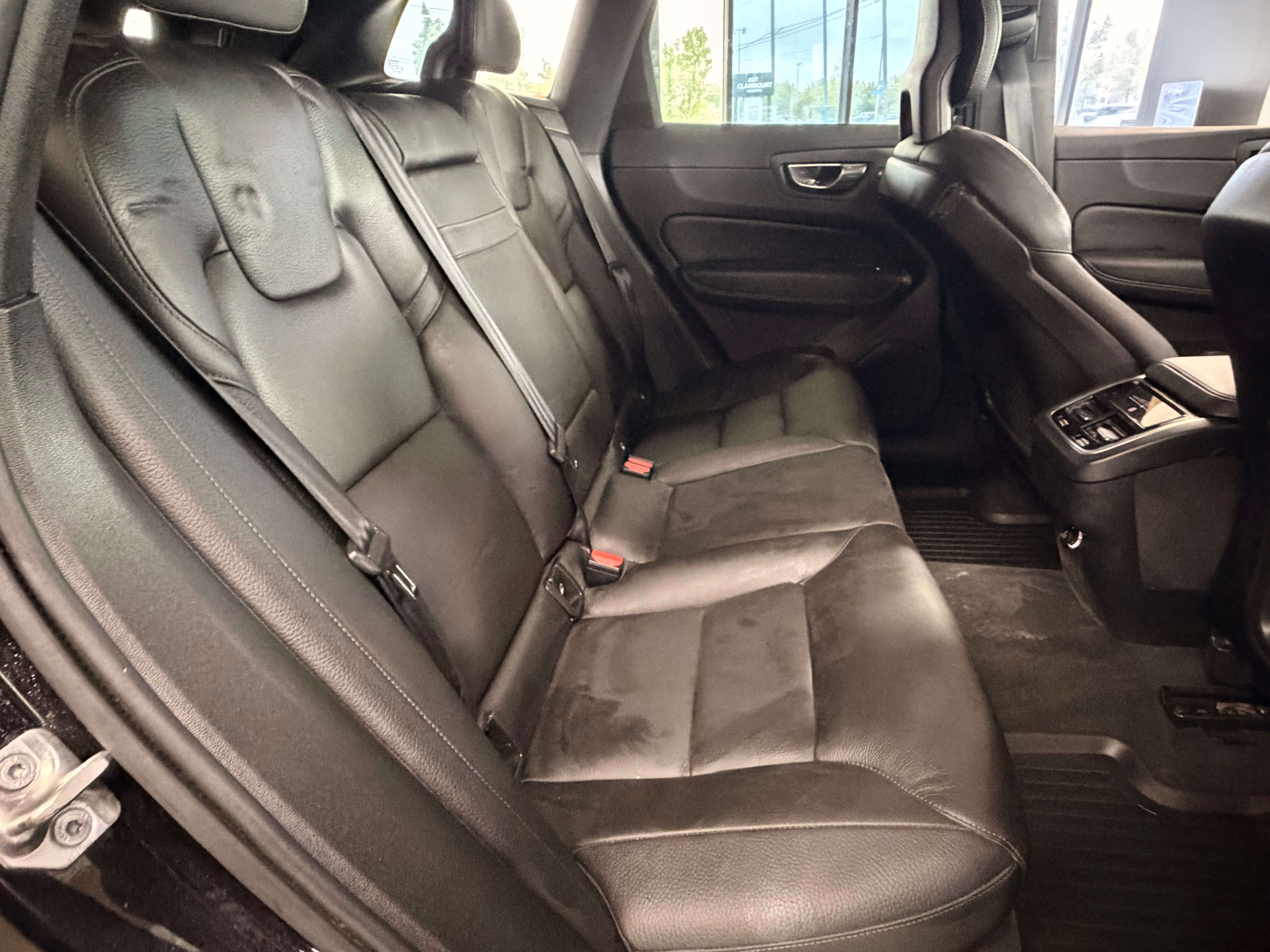 2018 Volvo XC60 Momentum - Image 12