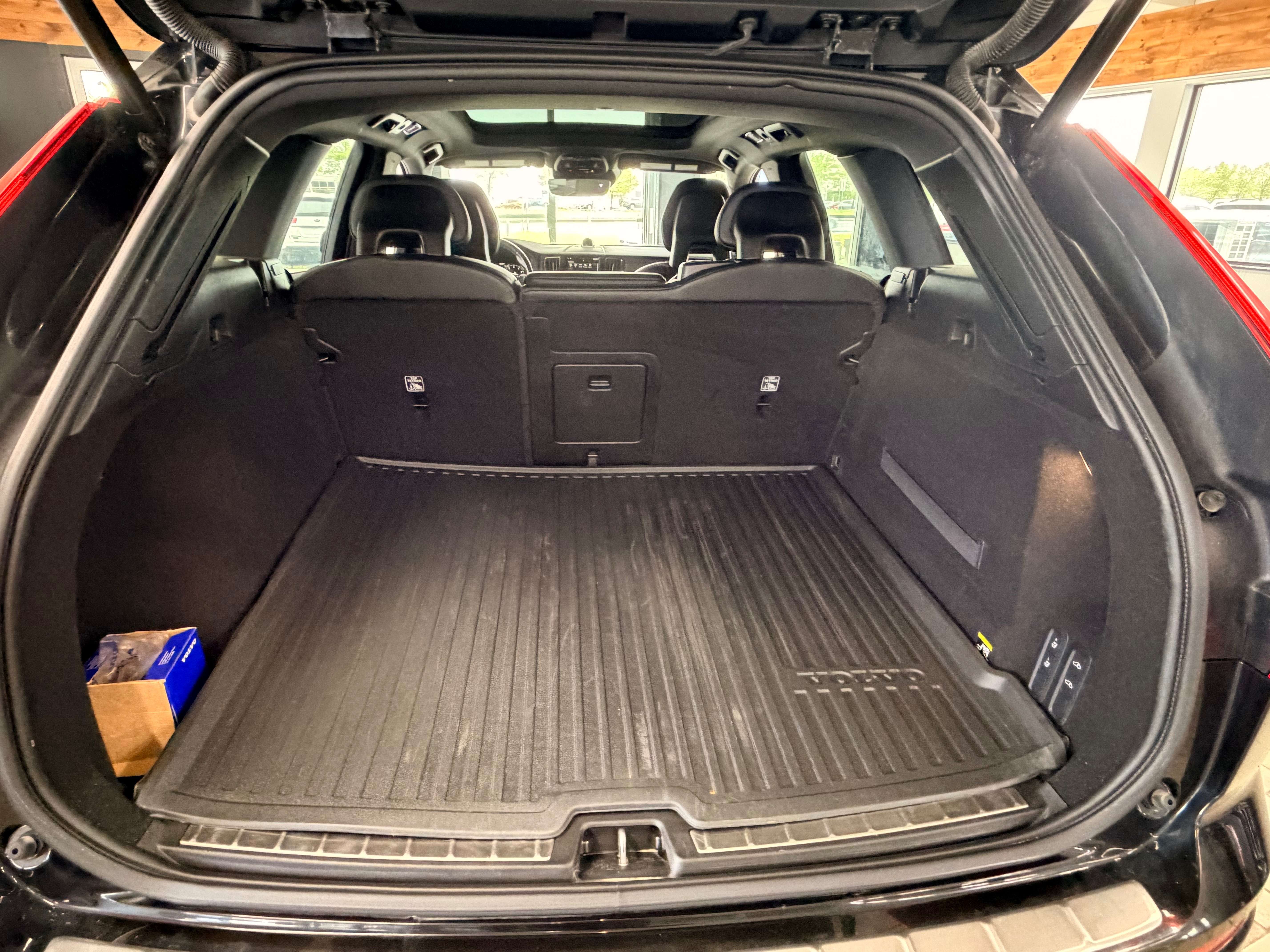 2018 Volvo XC60 Momentum - Image 14