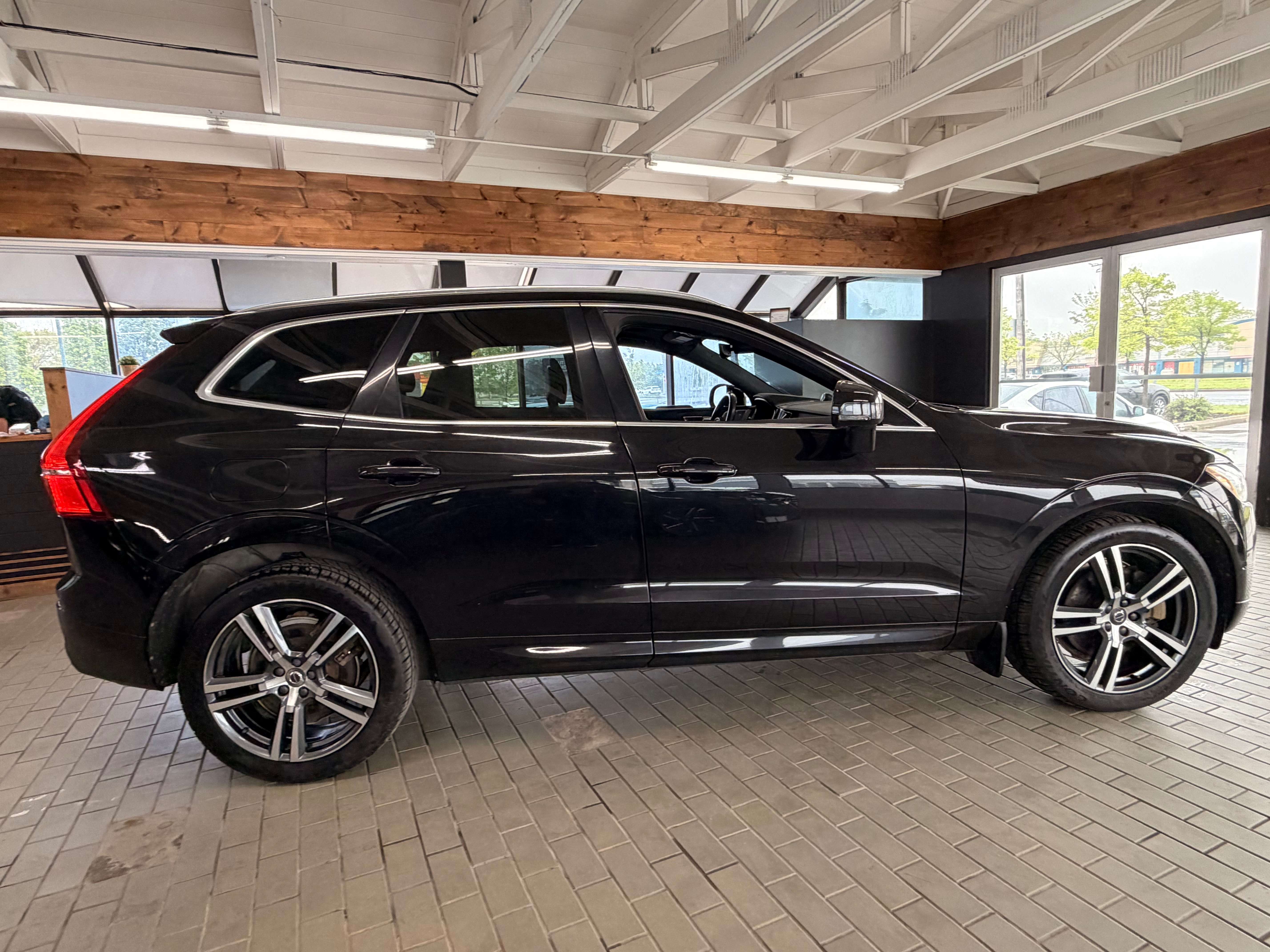 2018 Volvo XC60 Momentum - Image 5