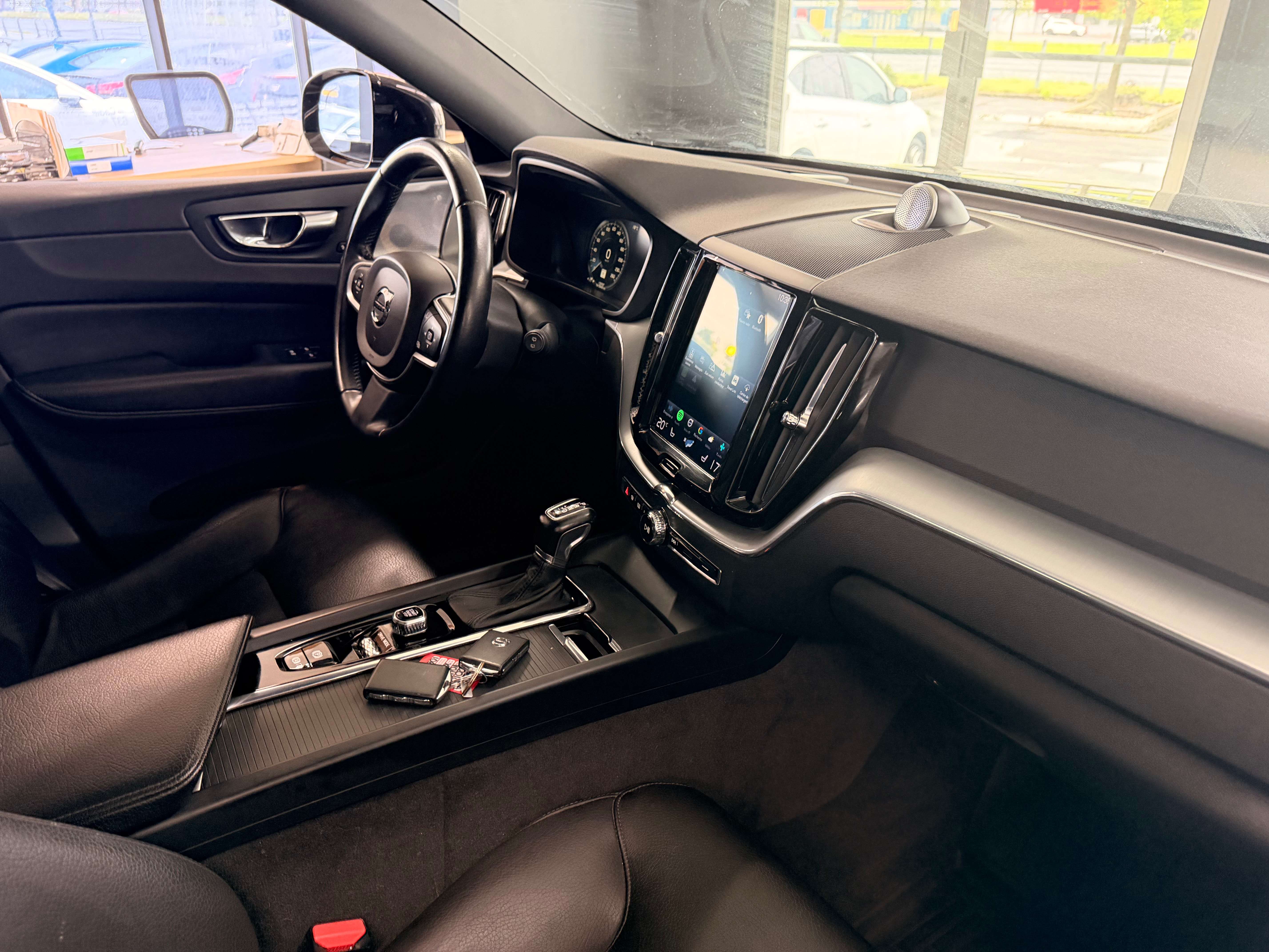2018 Volvo XC60 Momentum - Image 9