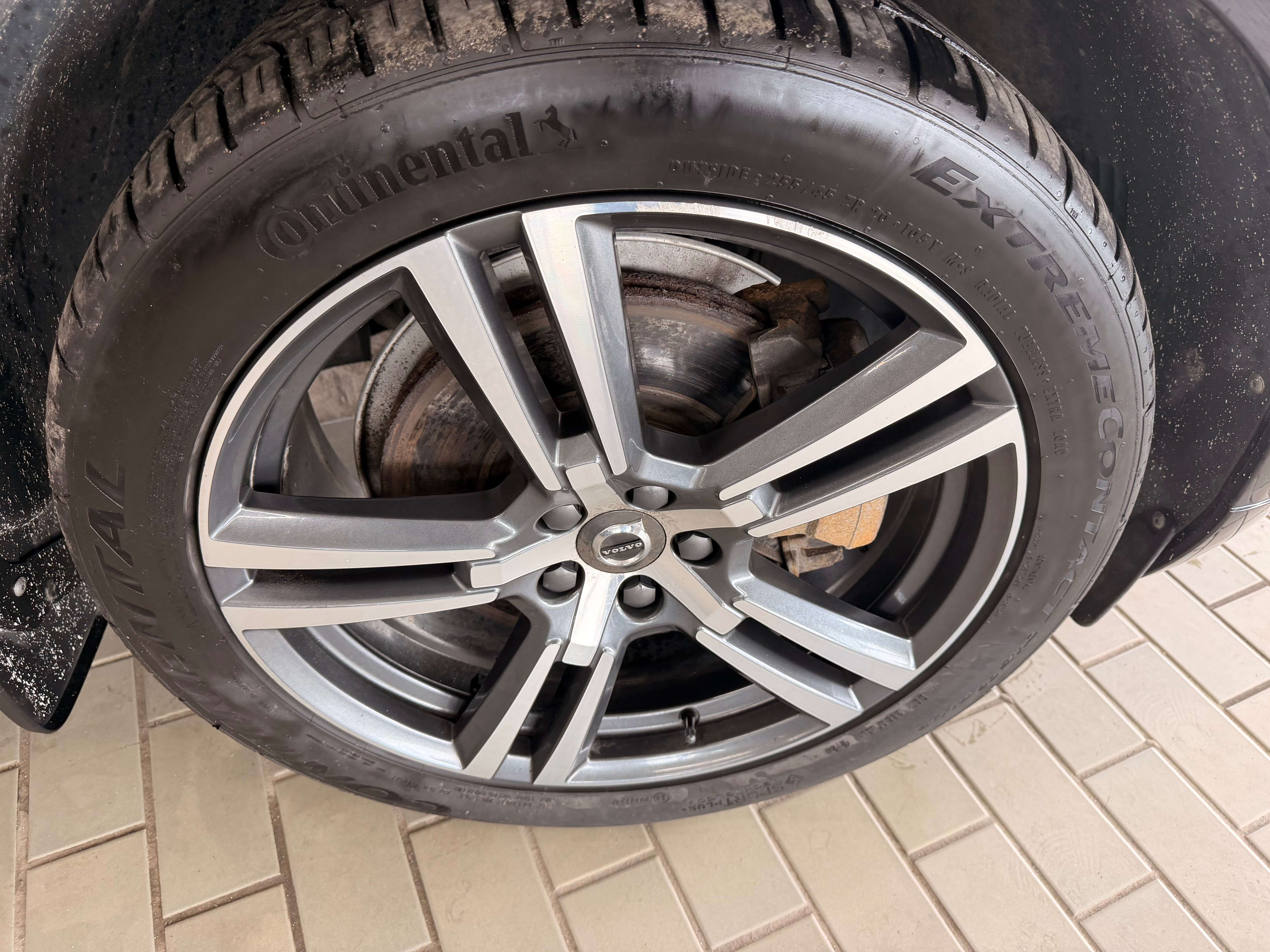 2018 Volvo XC60 Momentum - Image 8