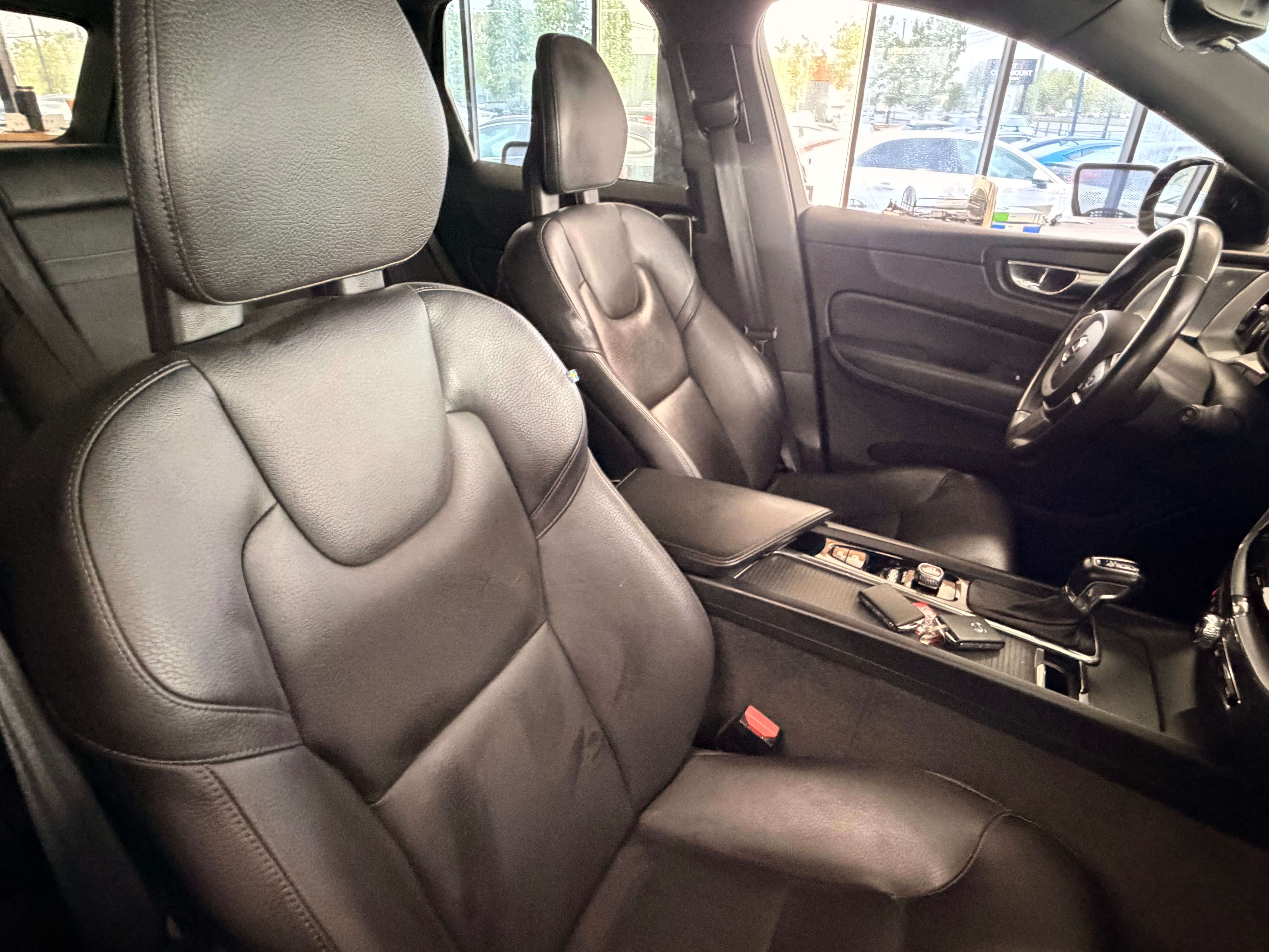 2018 Volvo XC60 Momentum - Image 10